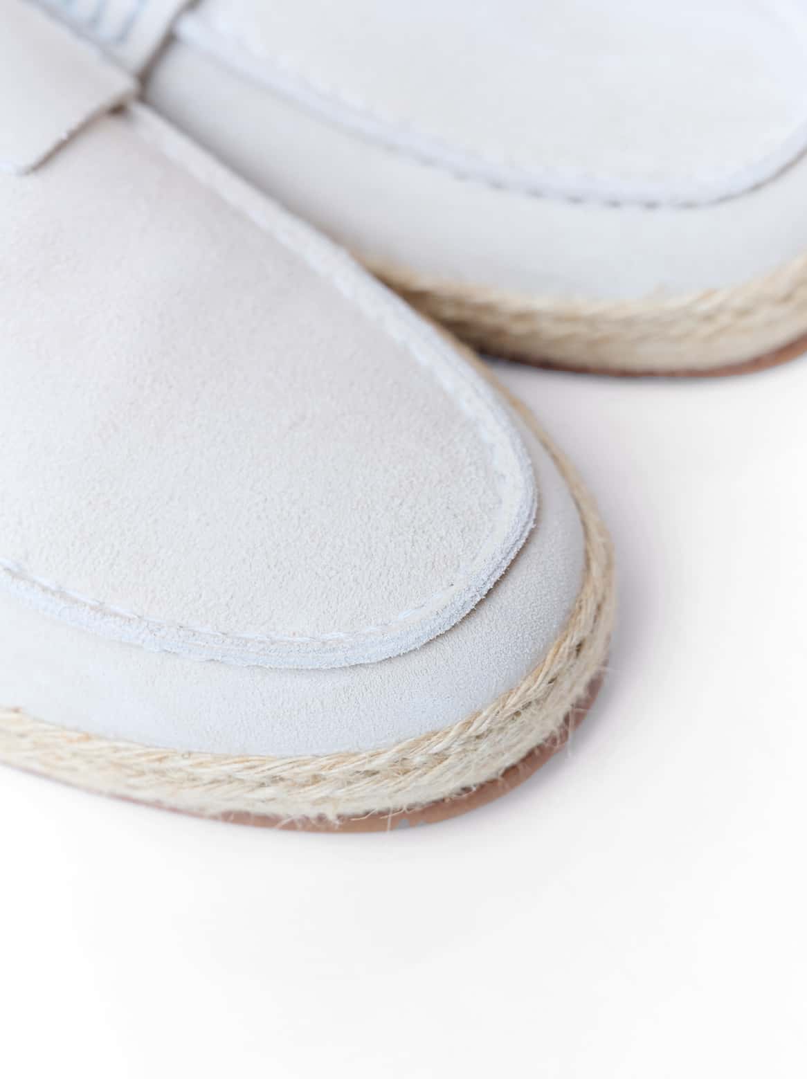 Detailaufnahme der Spitze mit sichtbarem Handstich
