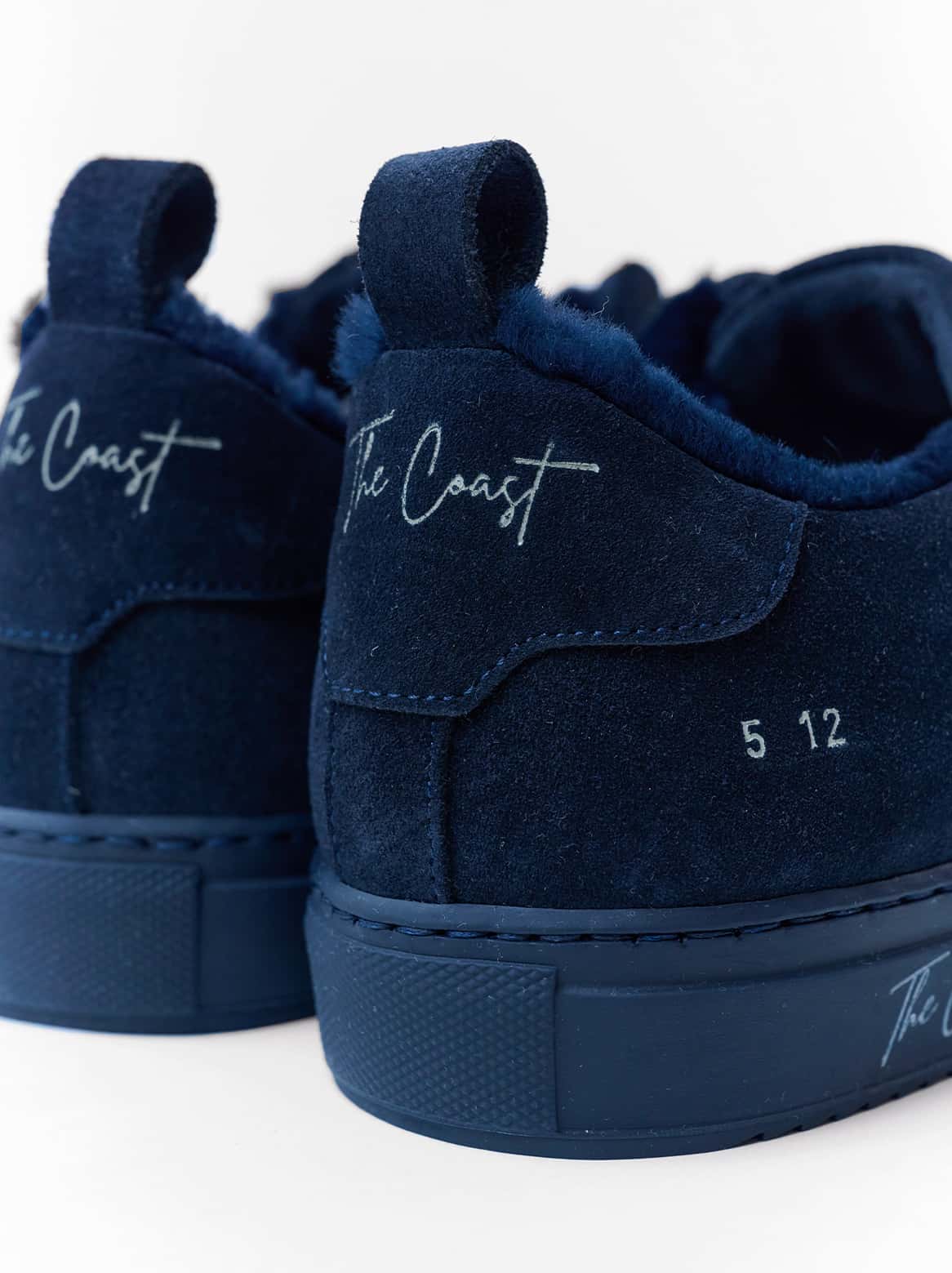Rückansicht des Alexa Lammfell Sneakers – dunkelblau, minimalistisch