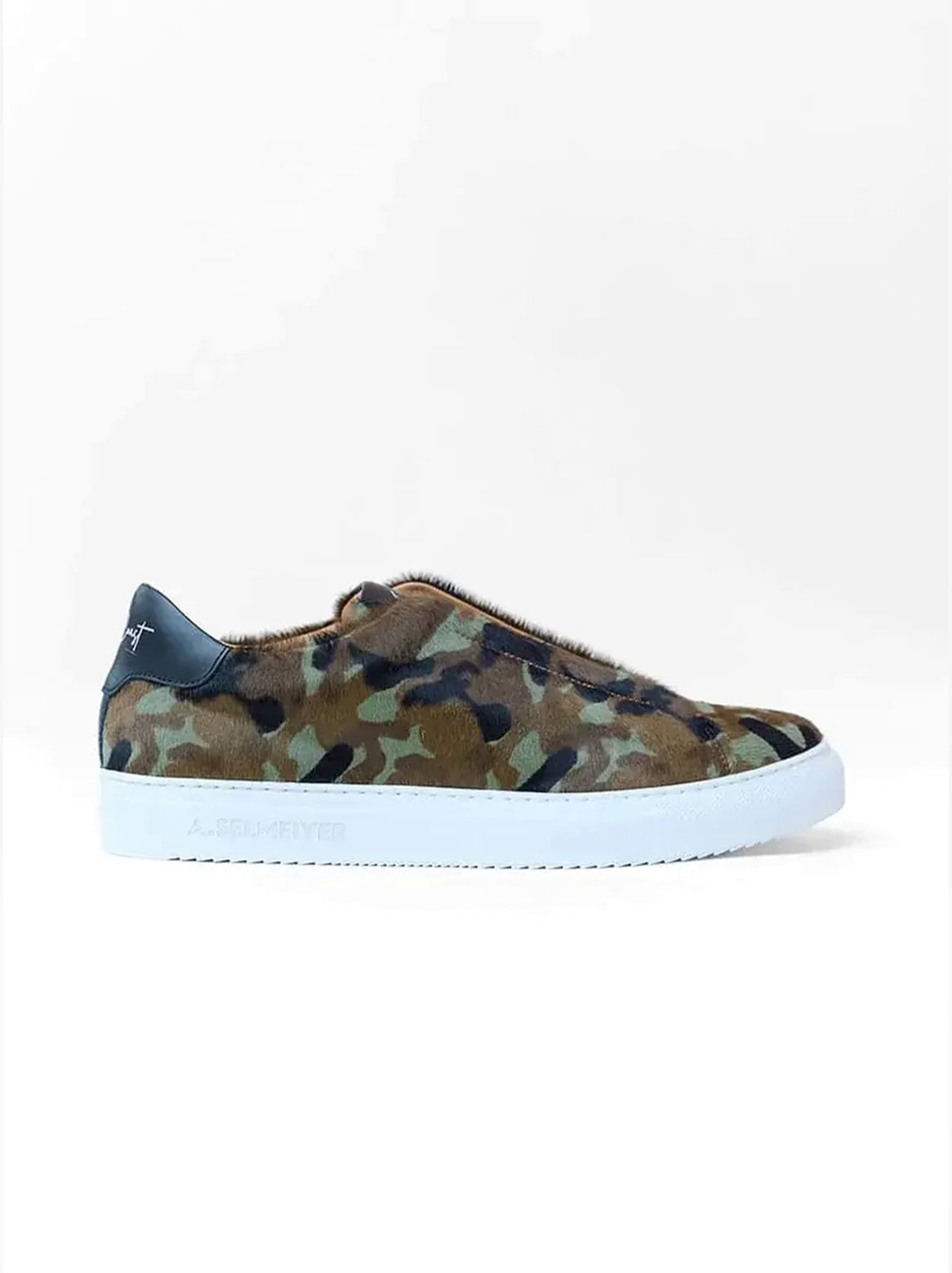 Seitenansicht des Benji Slip-In Sneakers in Camouflage mit weißer Sohle