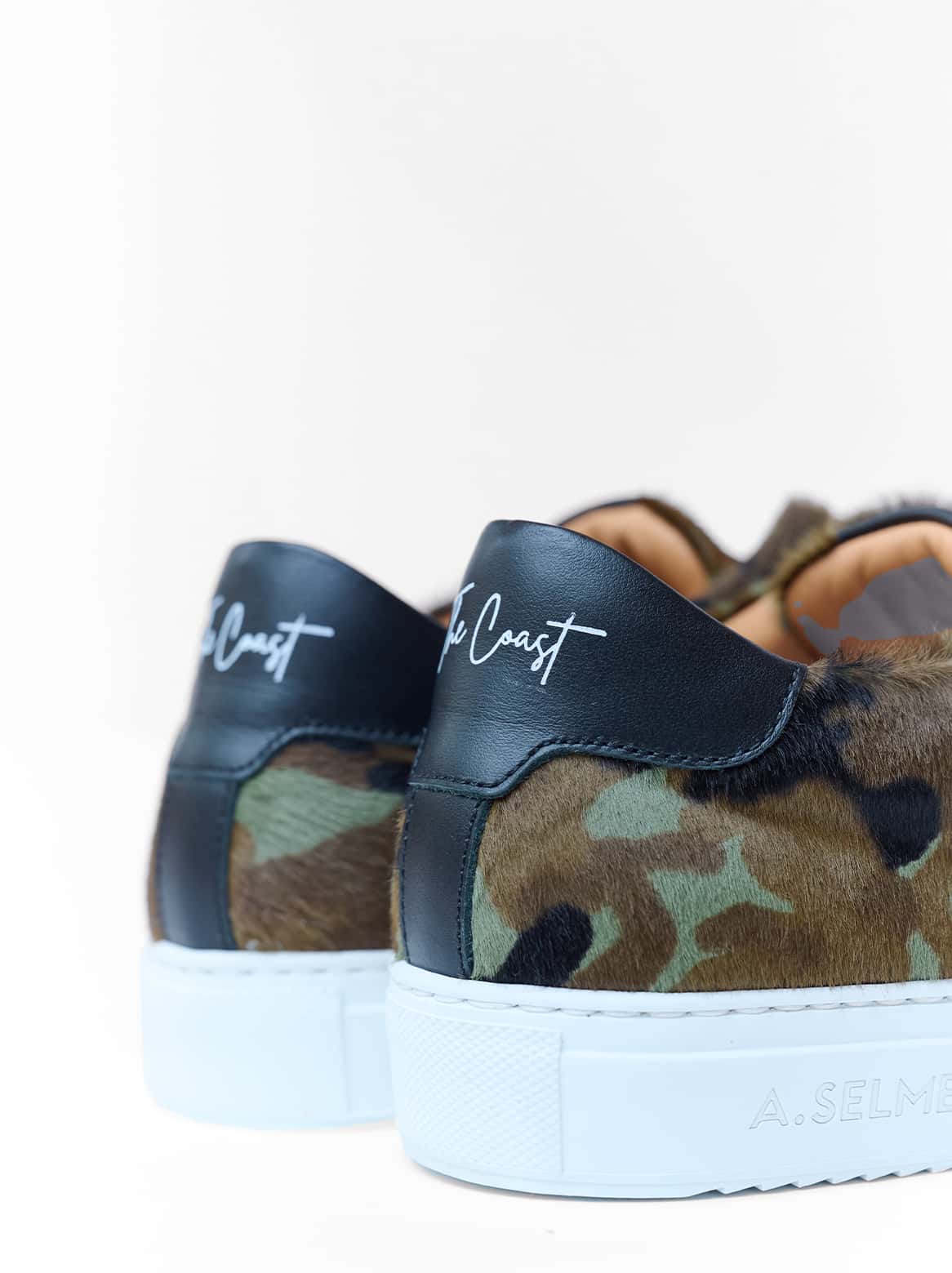 Markenlogo an der Ferse des Sneakers auf dunkelblauem Leder