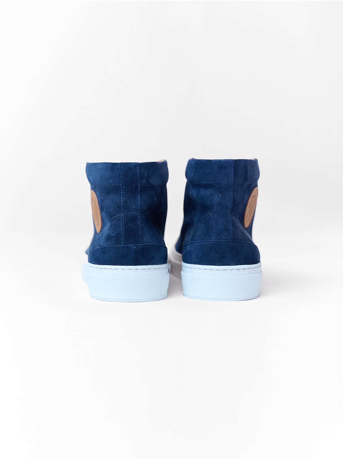 Rückansicht der Sneaker – klare Linien & Absatzform