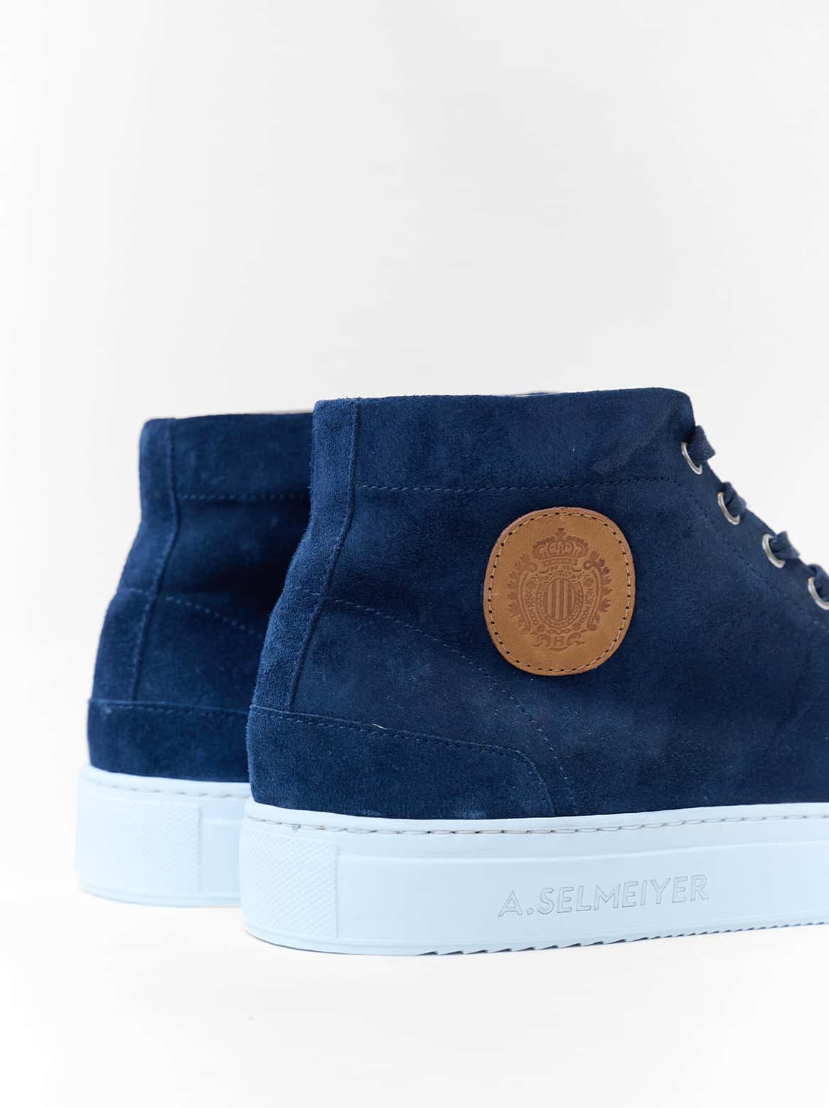 Rückseitiges Markenlogo im Fersenbereich