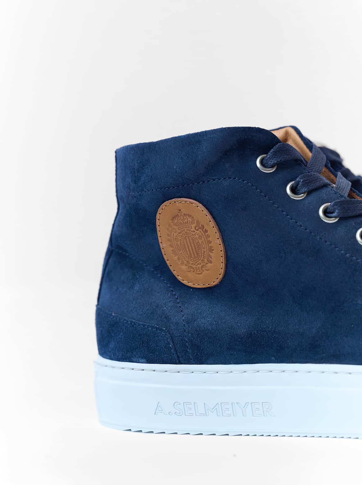 Seitlicher Zoom auf das Lederpatch und das Sohlenprofil