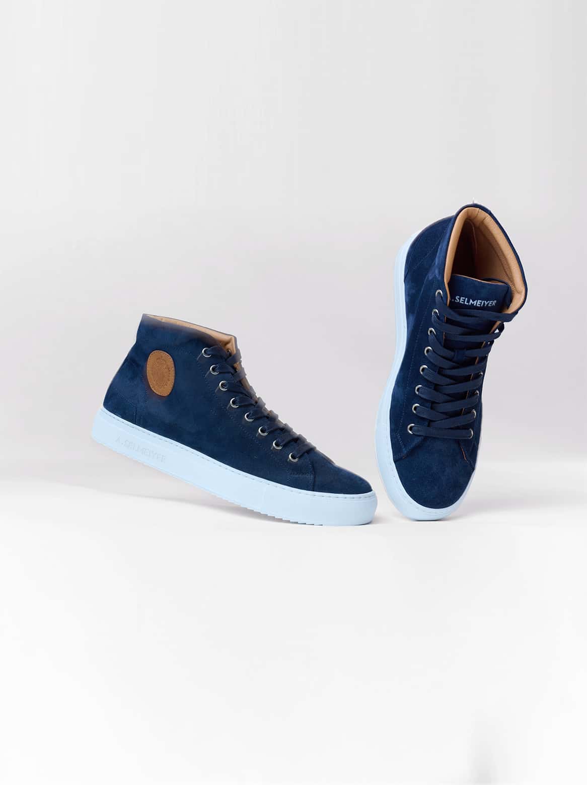 Schräge Seitenansicht – Fokus auf Silhouette & Lederstruktur