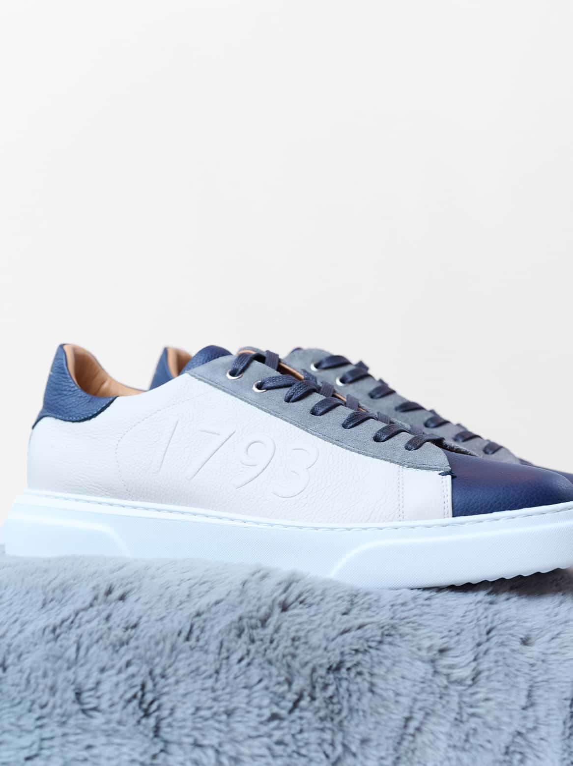 Giacomo Sneaker Tricolor – Dreiviertelansicht auf Stofffläche