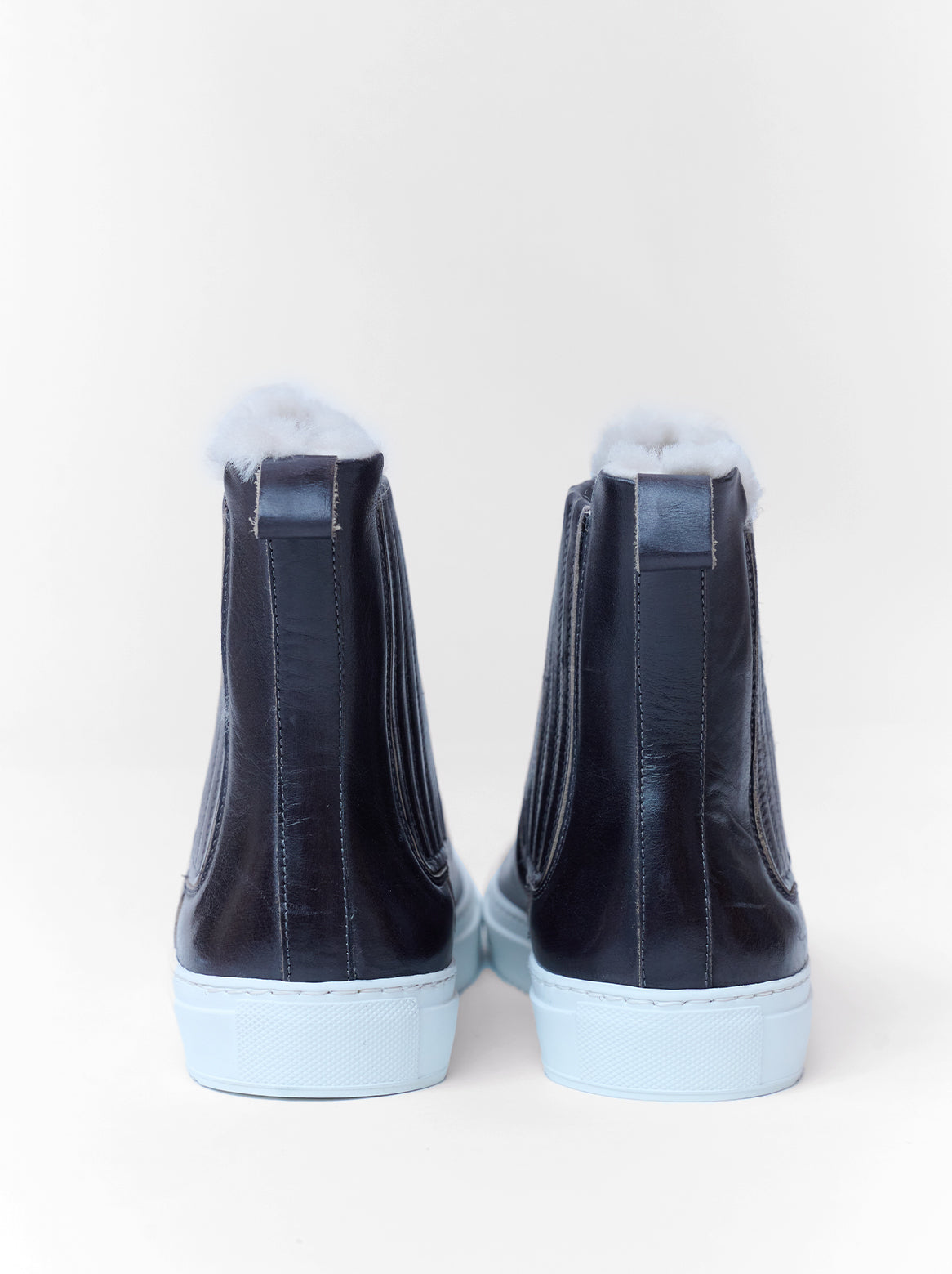 Leo Sneaker von hinten – graue Form mit weisser Gummisohle