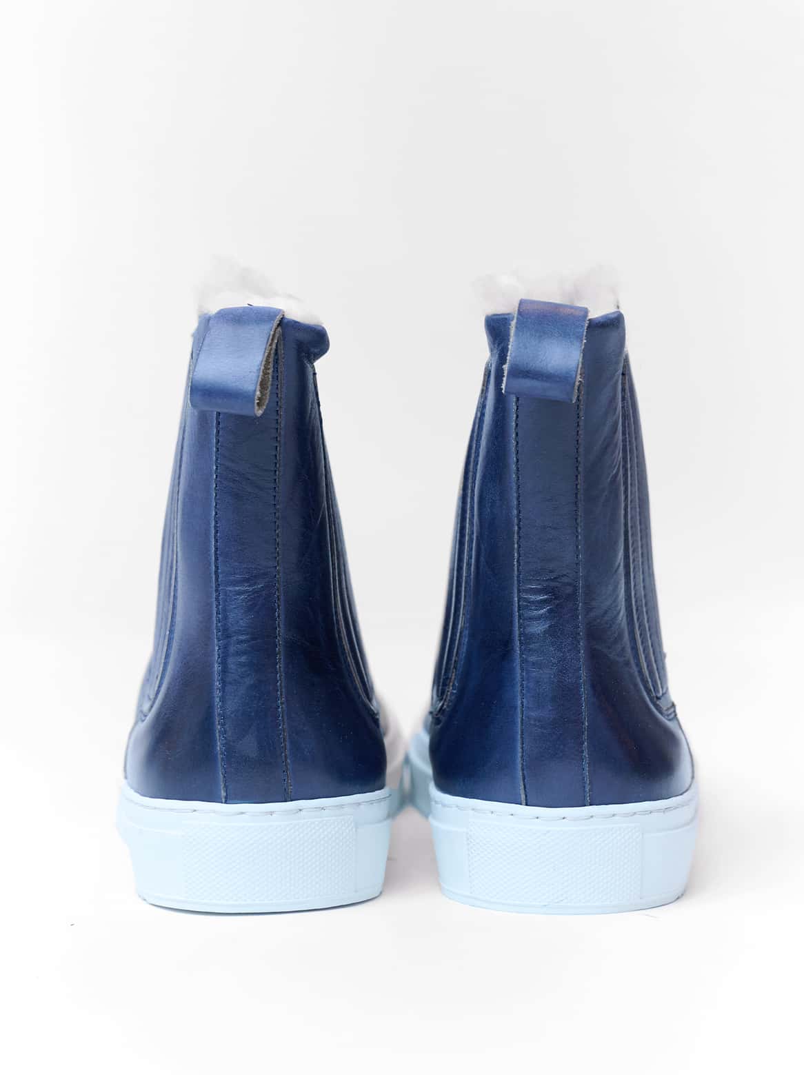 Hinteransicht Leo Sneaker – Blaue Gummisohle & Fersenschlaufe