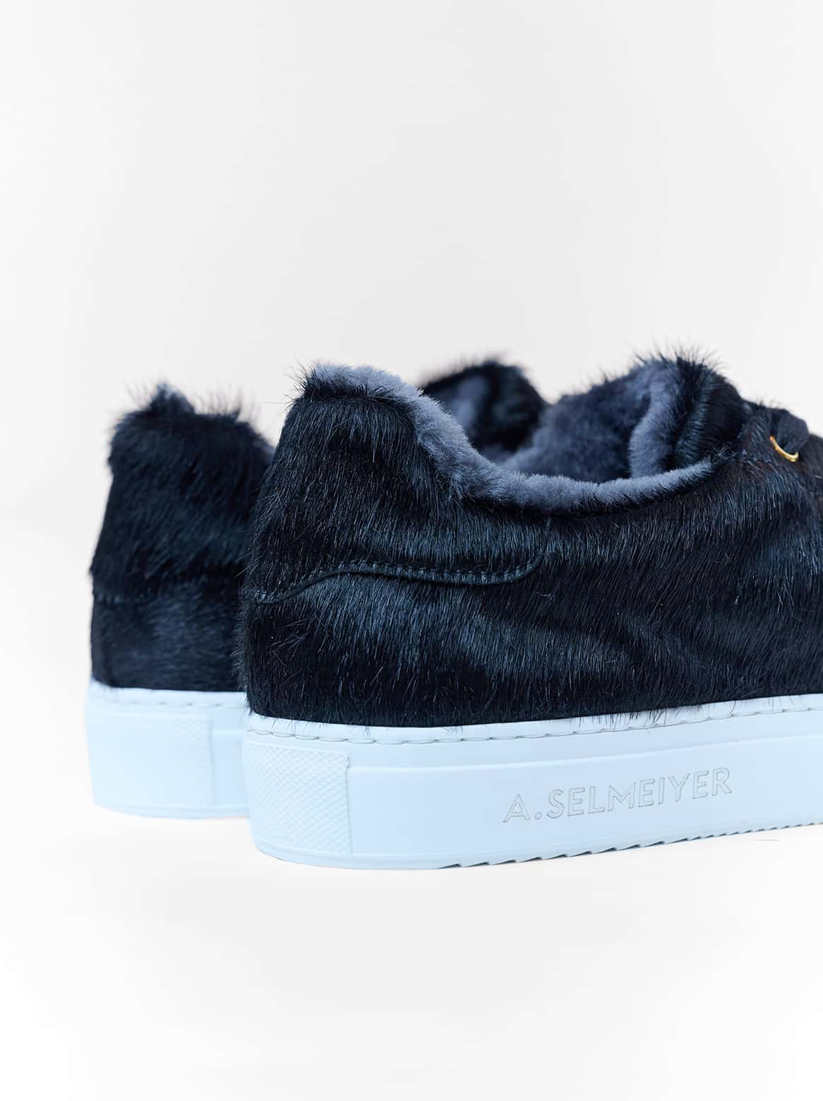 Matteo Sneaker – Rückansicht, Lammfell sichtbar im Schaft