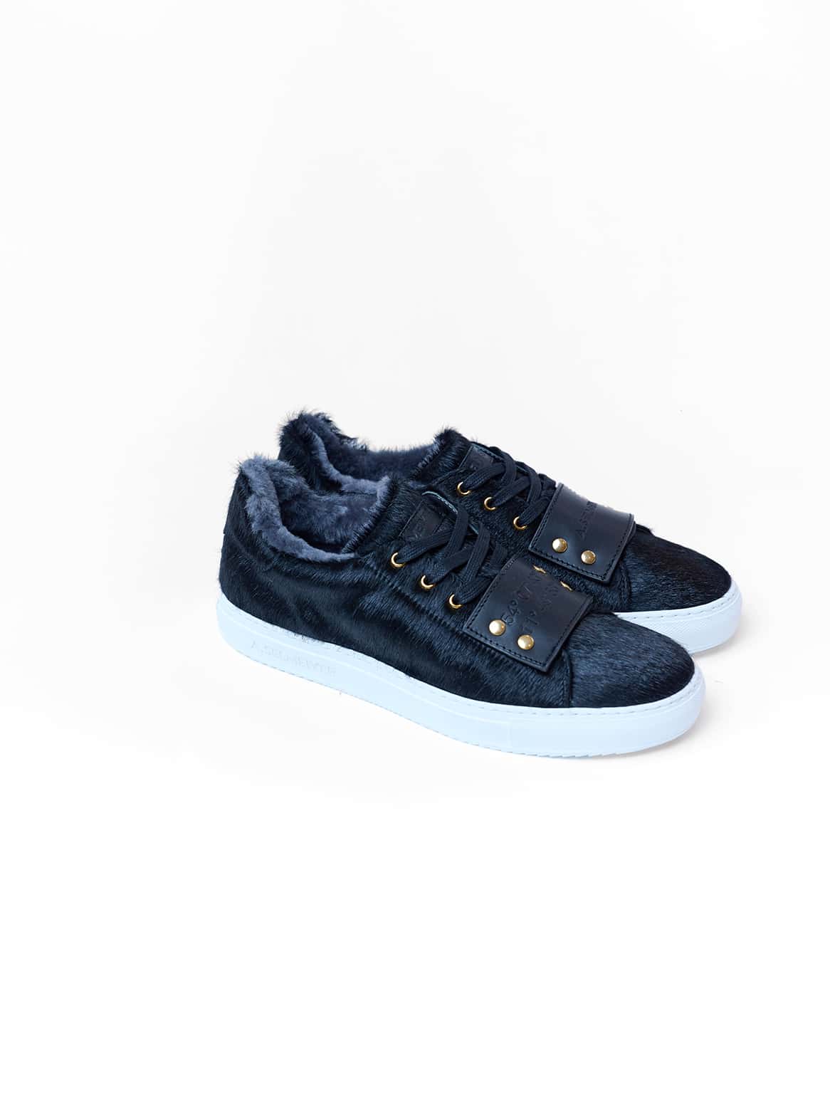 Matteo Sneaker Schwarz – Seitenansicht mit Lammfell