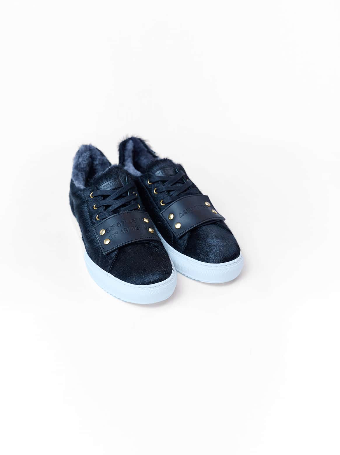 Matteo Sneaker Schwarz – Blick auf beide Schuhe von schräg oben