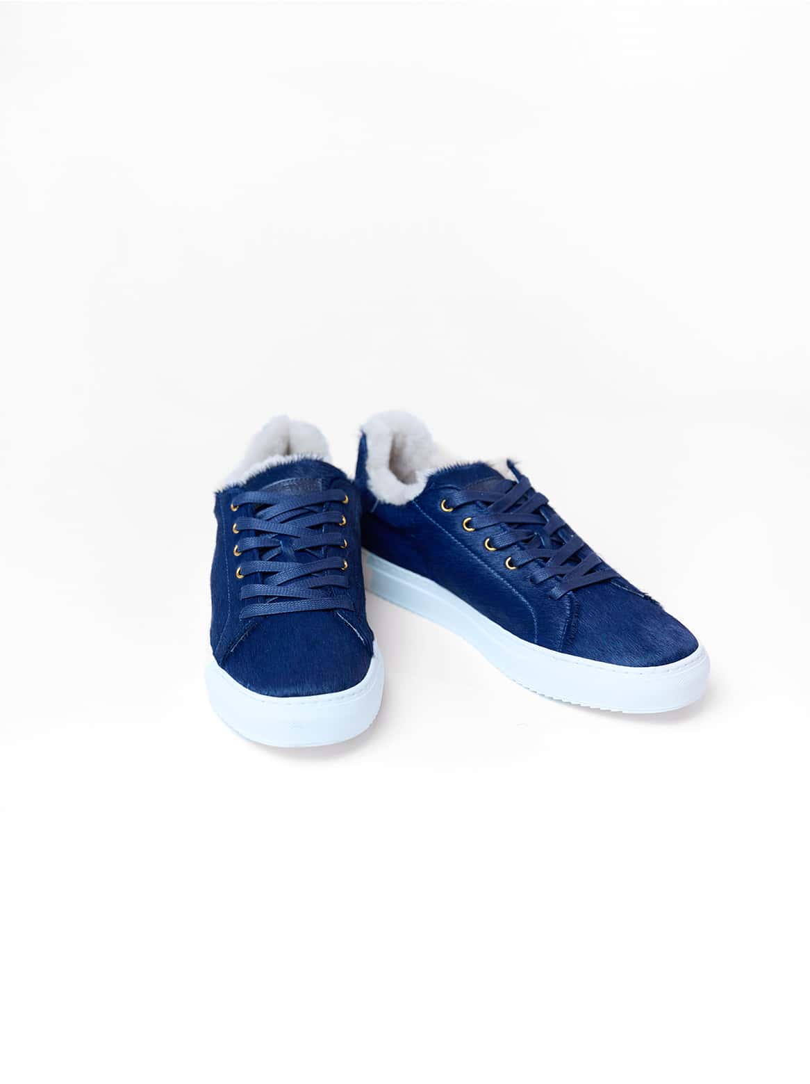 Francesco Sneaker Blau – diagonale Paaransicht mit Lammfellfutter