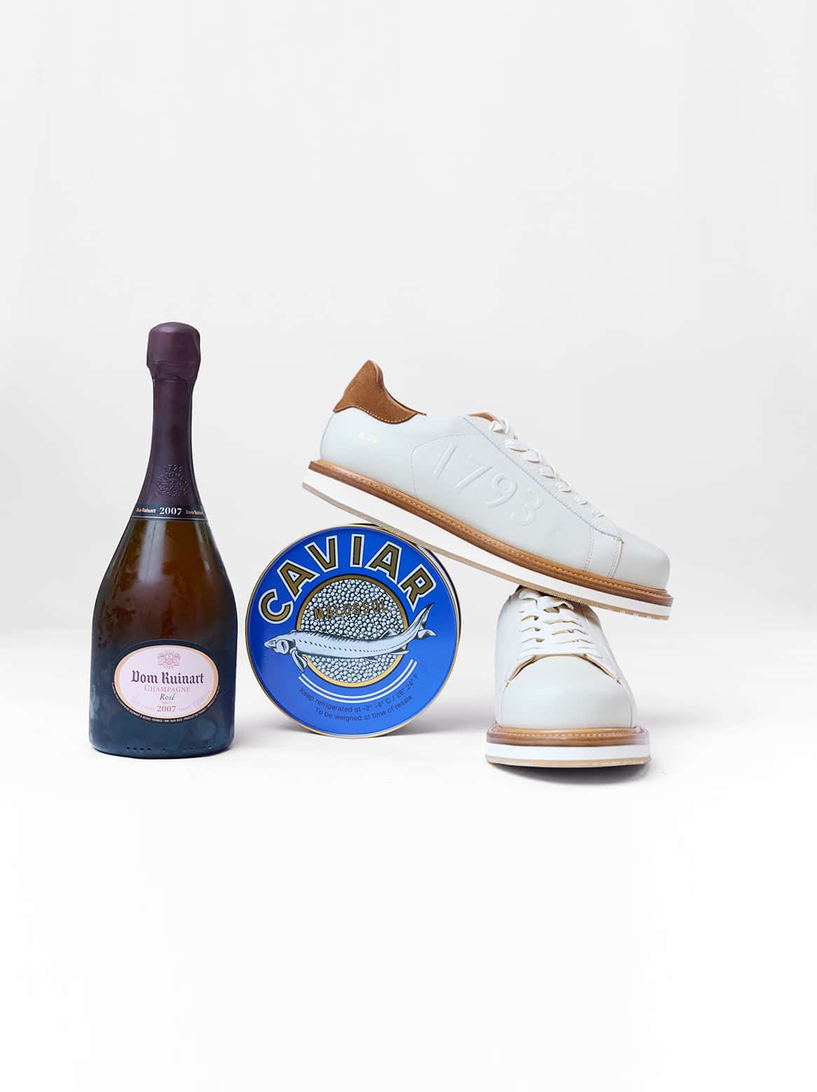 Silvio Sneaker mit Caviar-Dose & Flasche – Stillleben