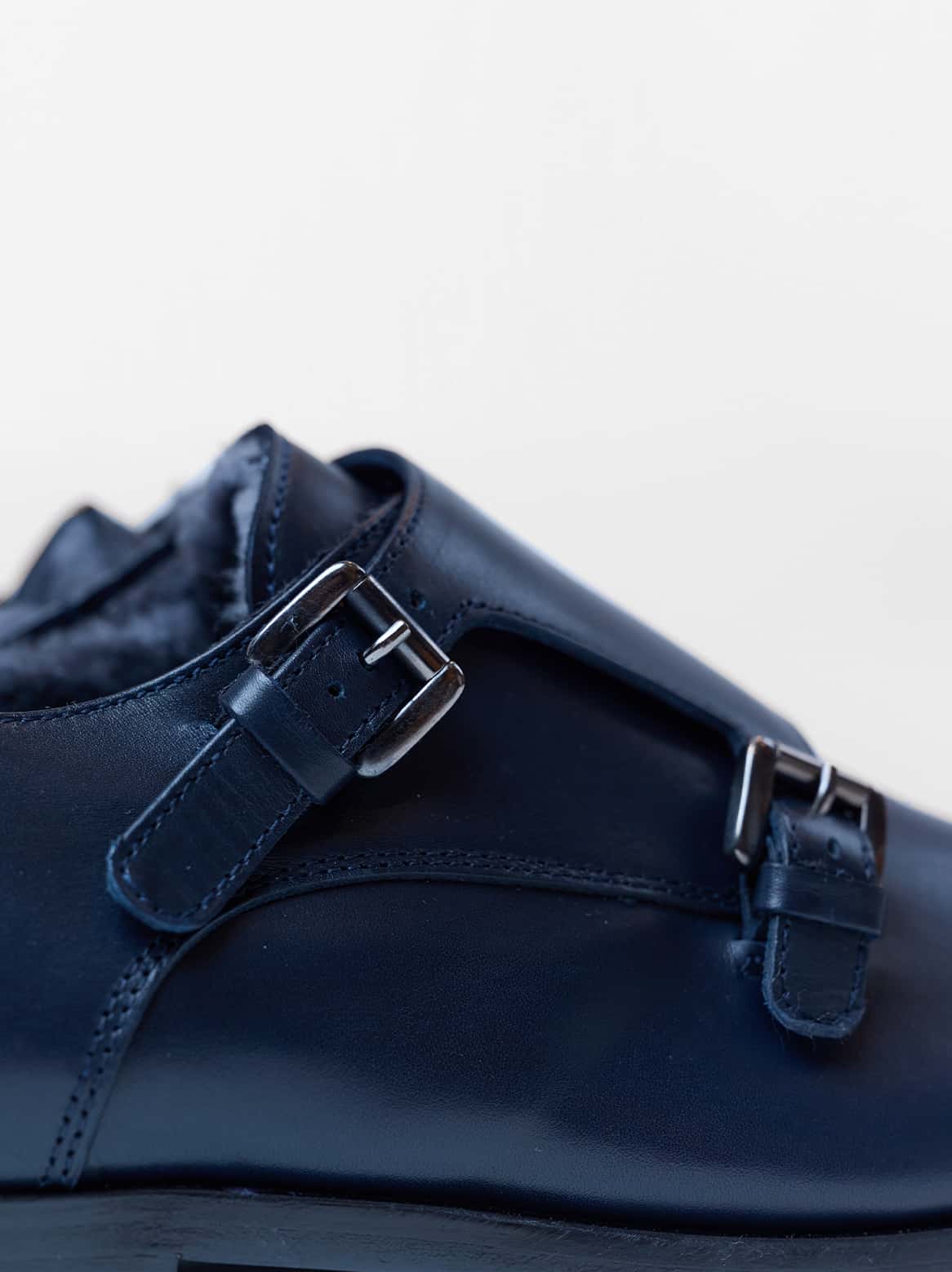 Detailansicht der Kalbslederstruktur und der Doppelschnalle