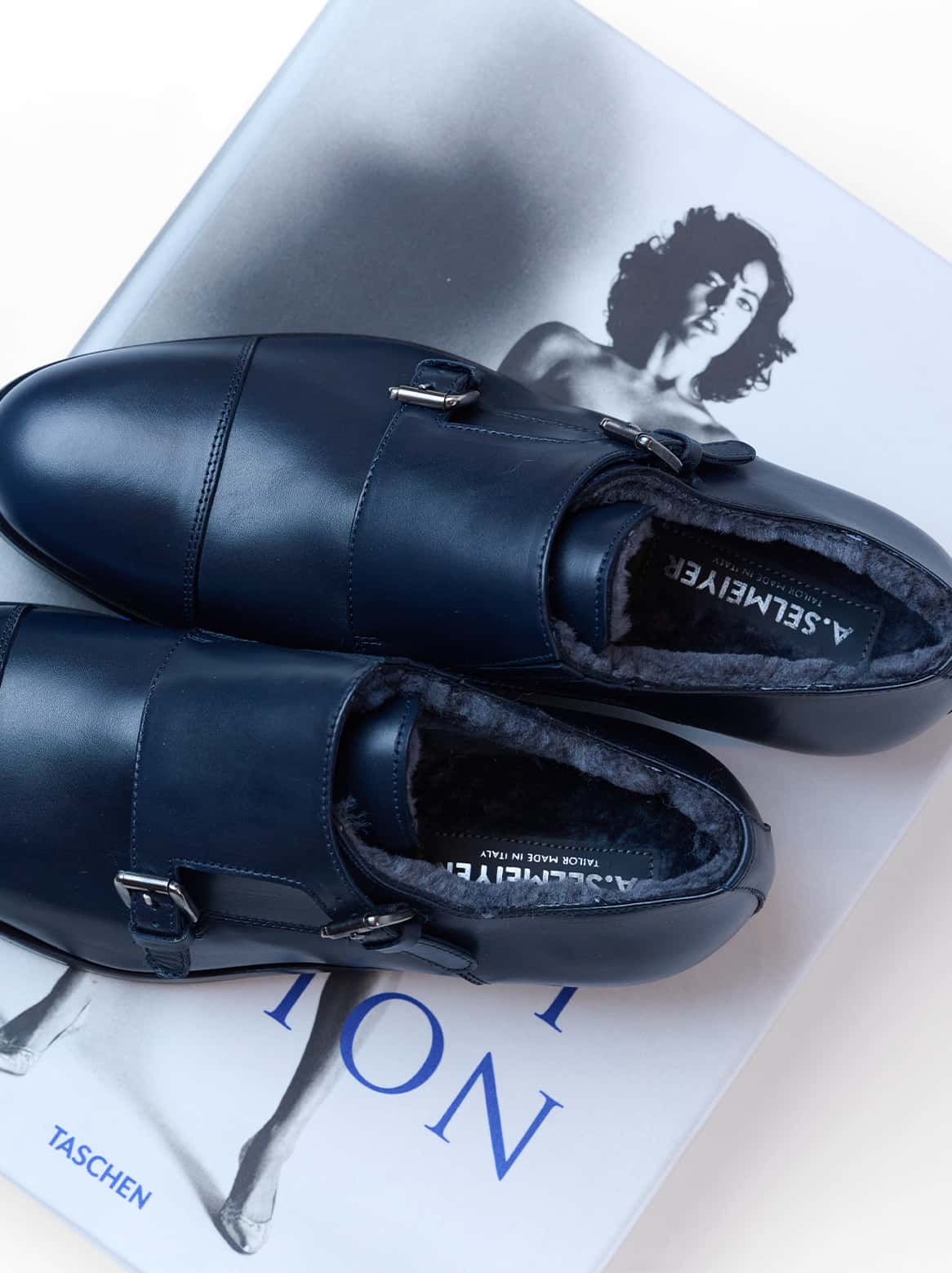 Detailansicht der Kalbslederstruktur und der Doppelschnalle