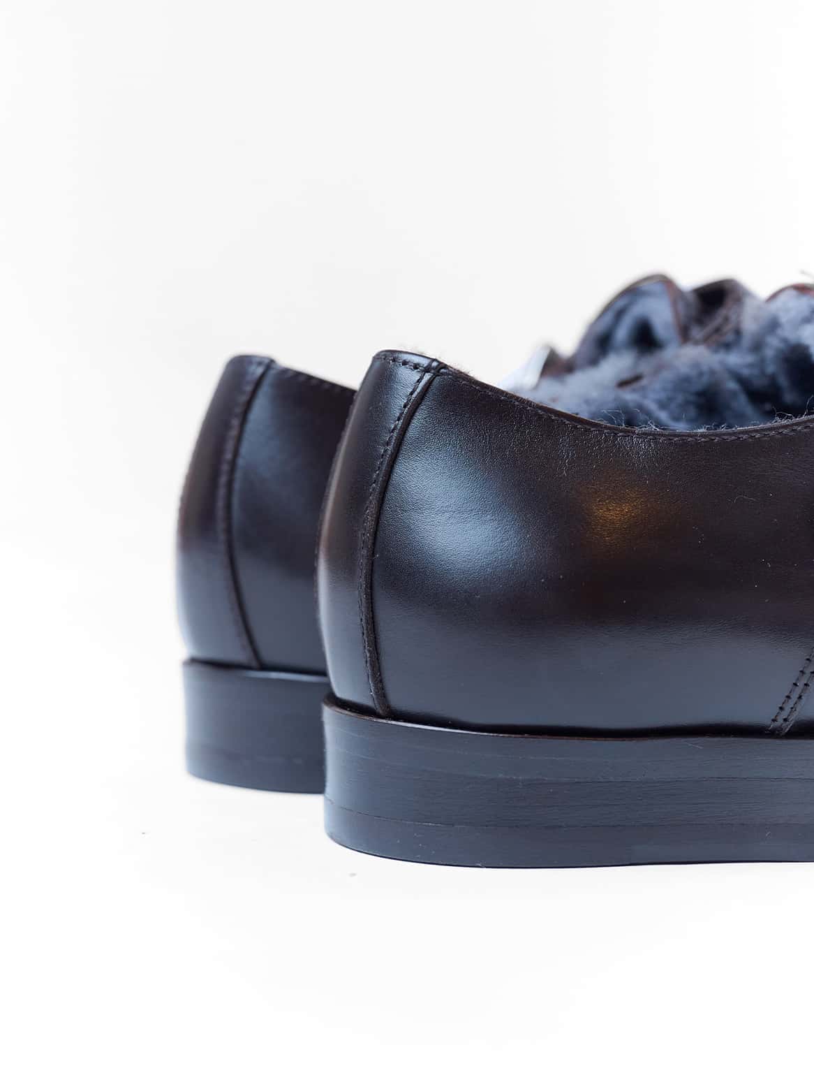 Detailansicht der hochwertigen Kalbslederschuhe mit Lammfellfutter