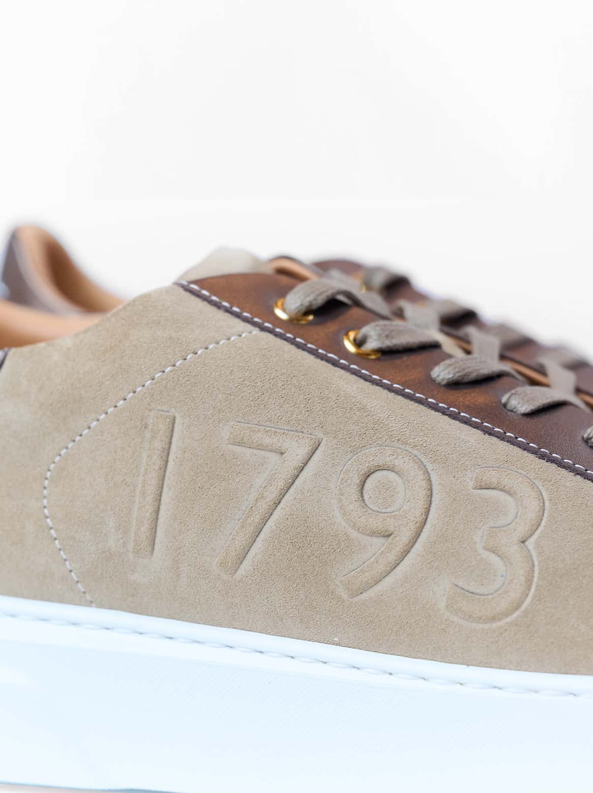 Giacomo Sneaker Antilopen Braun – Nahaufnahme 1793-Prägung