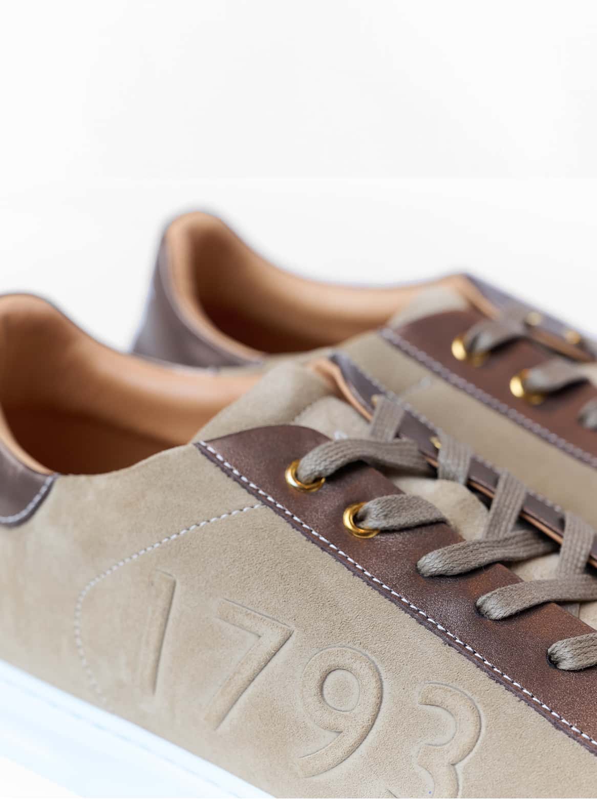 Giacomo Sneaker Antilopen Braun – Close-Up Schnürung und Oberfläche