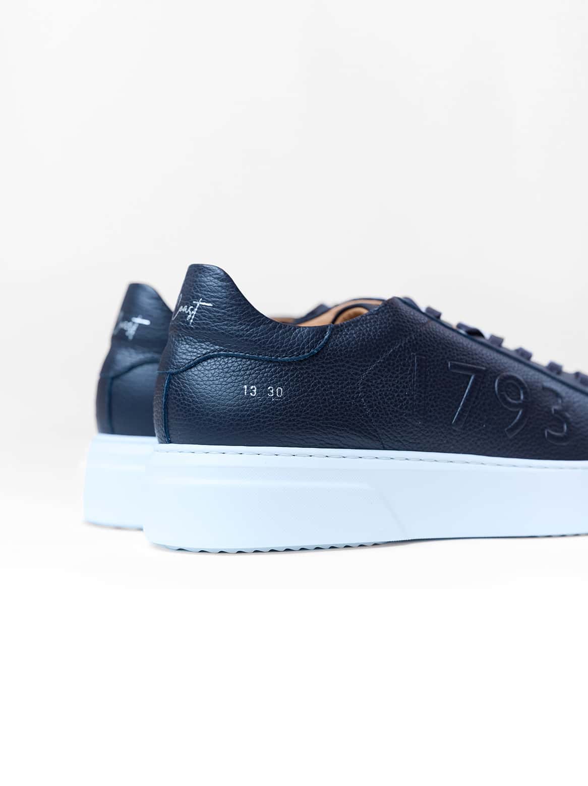 Giacomo Sneaker Navy – Rückansicht schräg mit Prägung