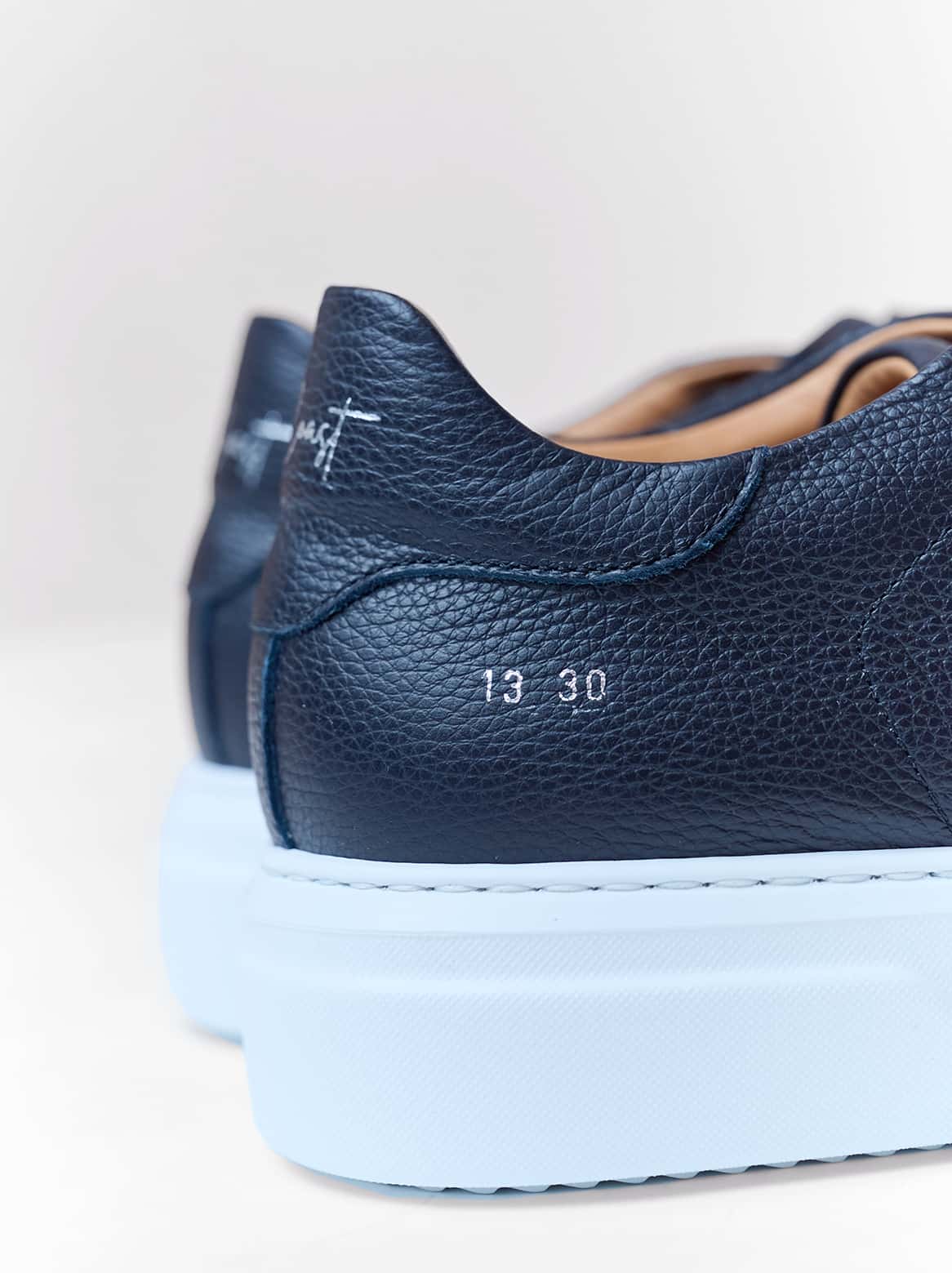 Giacomo Sneaker Navy – Seitenansicht mit Tiefe
