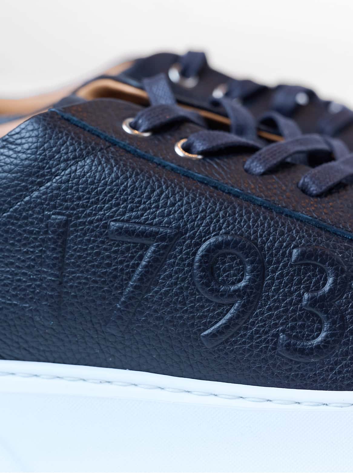 Giacomo Sneaker Navy – Nahaufnahme Logo "1793" auf der Außenseite