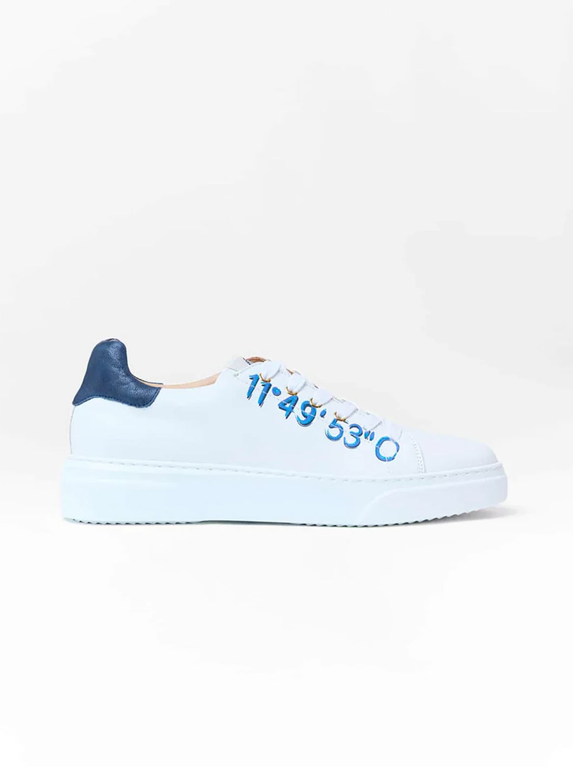 Paulo Sneaker Weiß – Seitenansicht mit Koordinaten-Schriftzug