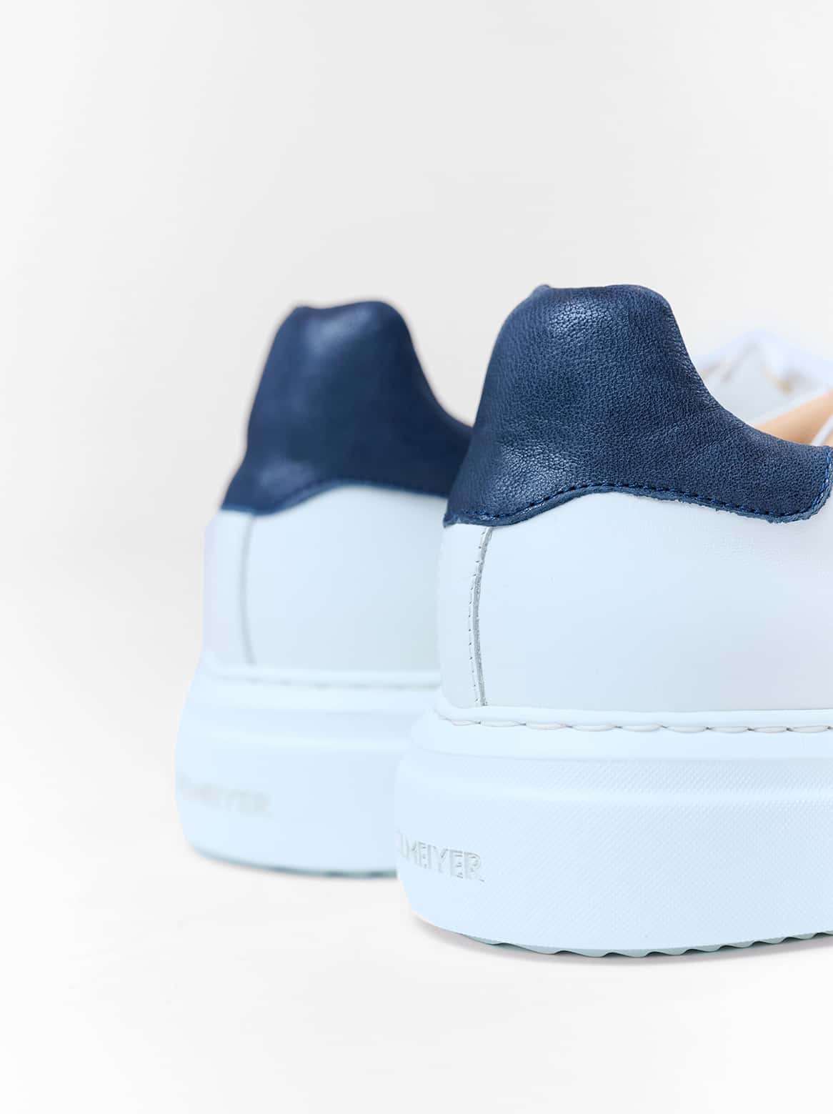 Paulo Sneaker Weiß – Detailaufnahme Ferse mit dunkelblauem Leder