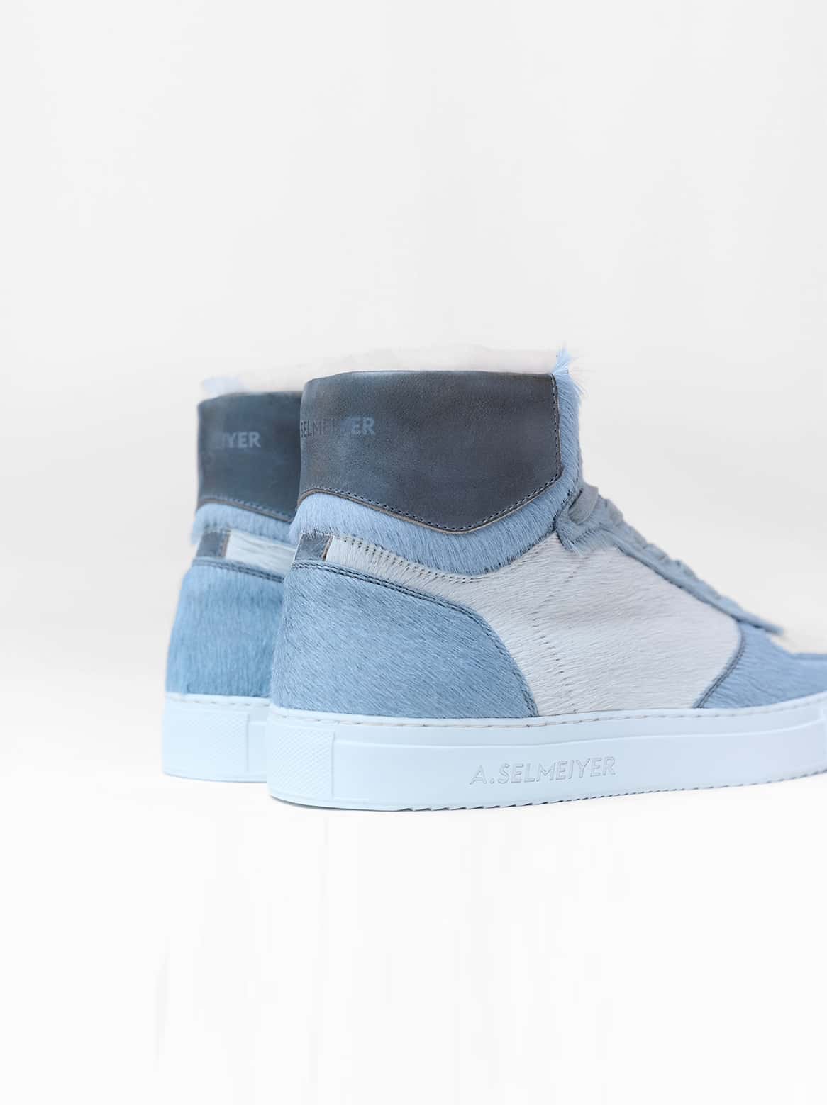 Nahaufnahme des Lammfell-Innenfutters im Luca High-Top Sneaker