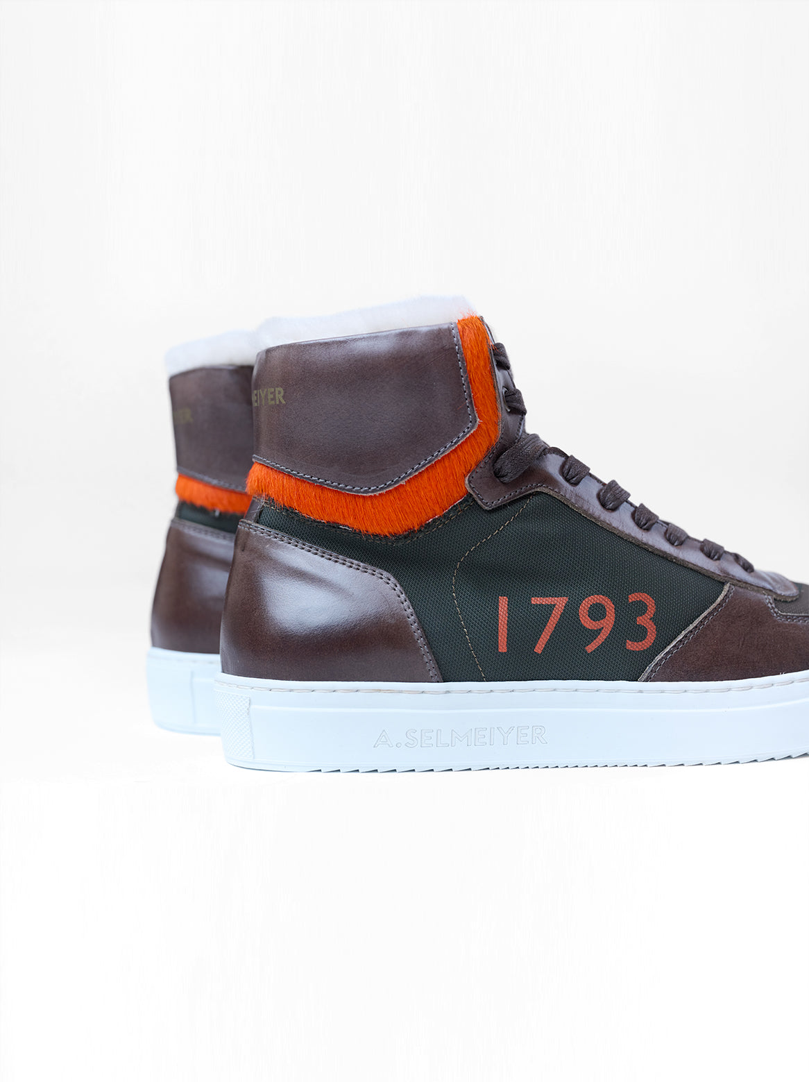 Detailansicht der Stickerei 1793 am Luca High-Top in Braun