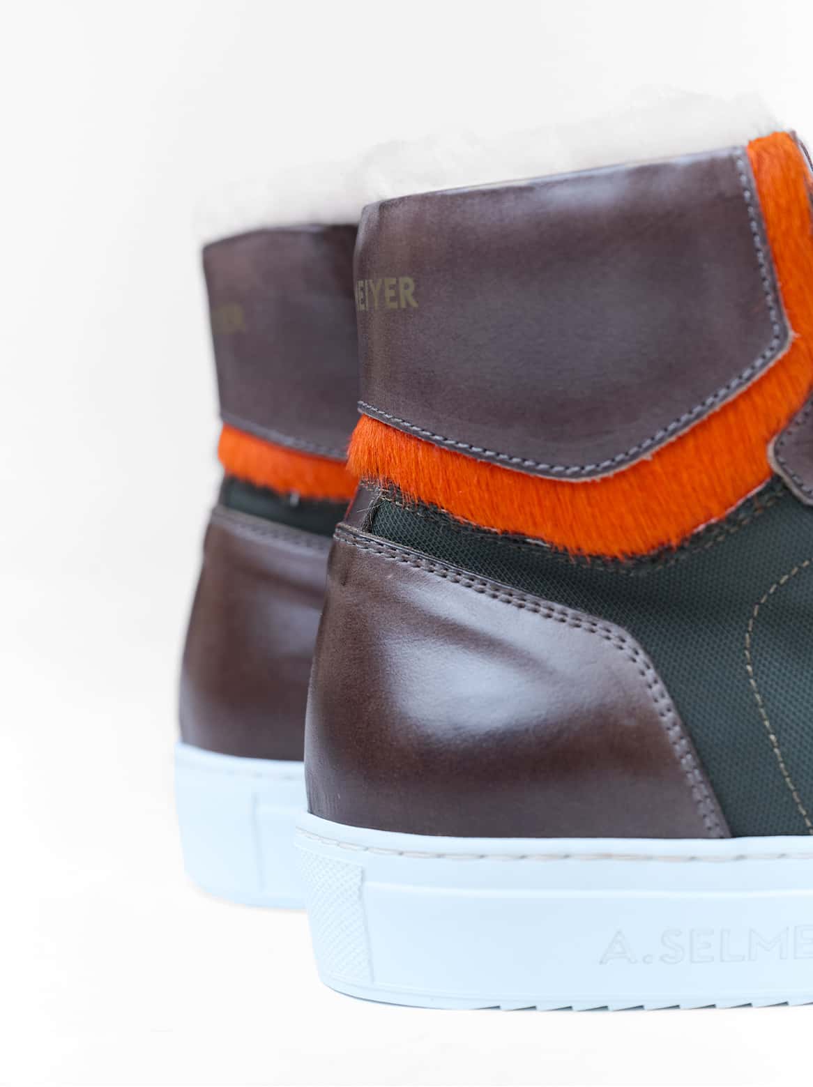 Detailansicht der Stickerei 1793 am Luca High-Top in Braun