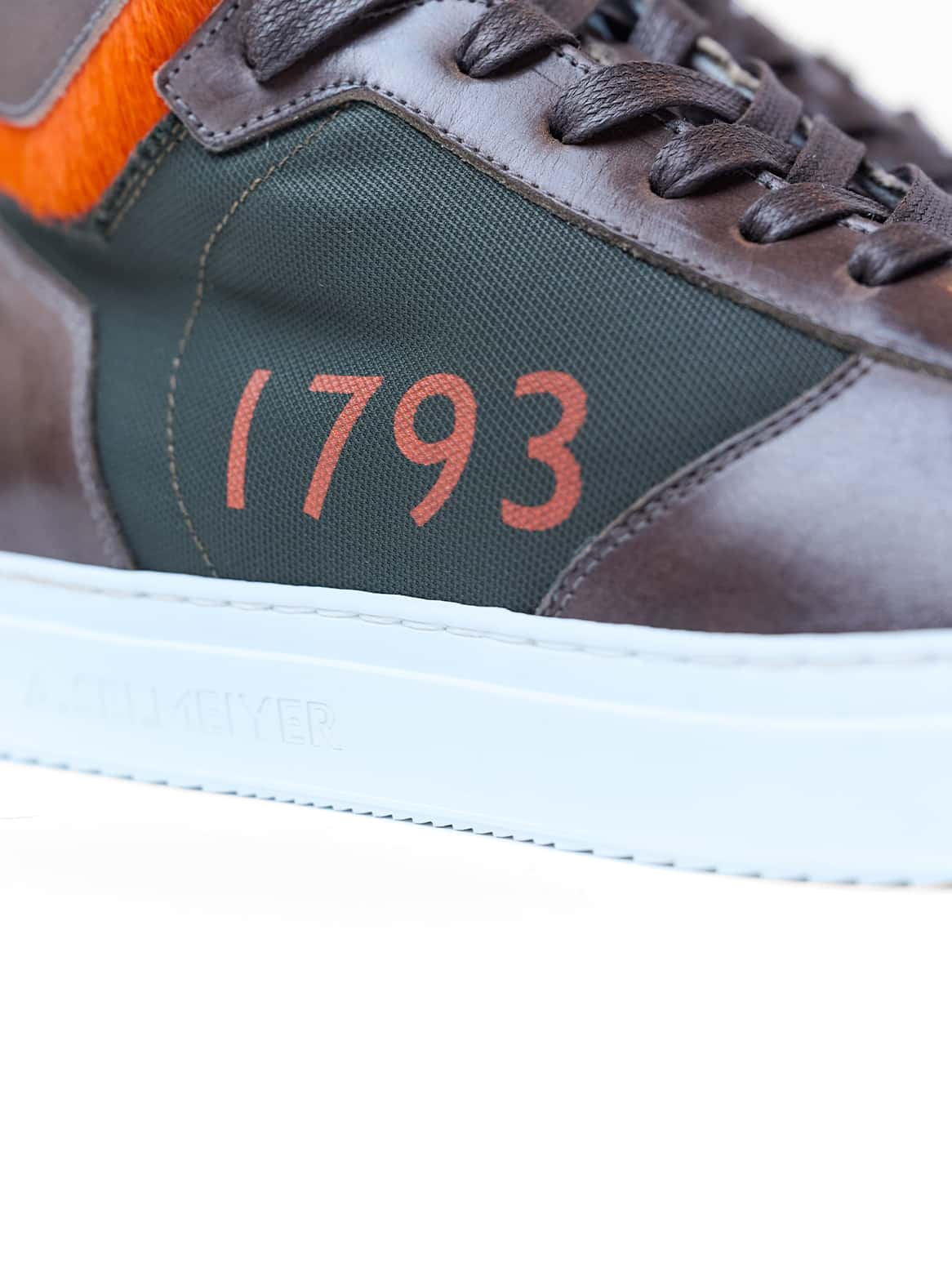 Detailansicht der Stickerei 1793 am Luca High-Top in Braun