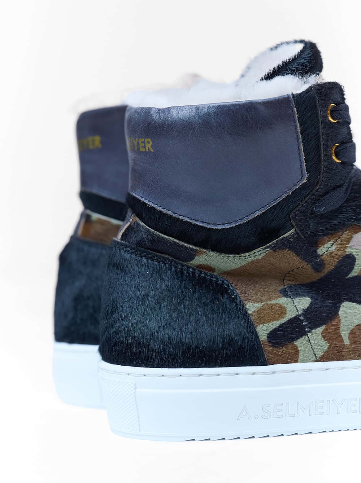 Nahaufnahme des Lammfell-Innenfutters und Fellmaterials beim Luca Sneaker