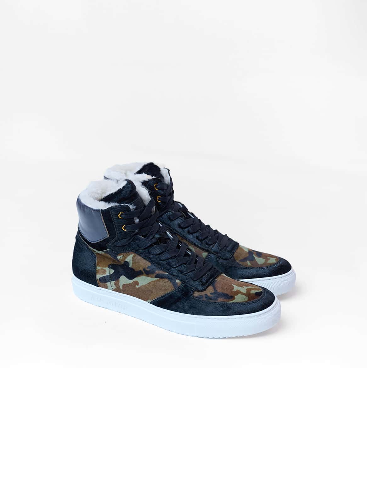 Luca Luxury High-Tops in Camouflage – Vorderansicht mit Fellstruktur