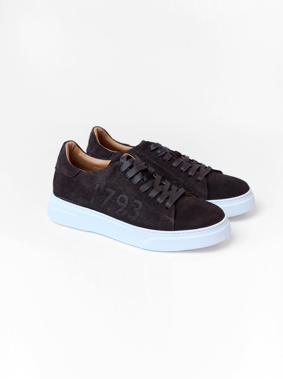 Giacomo Sneaker Dunkelbraun – Paar diagonal aufgestellt
