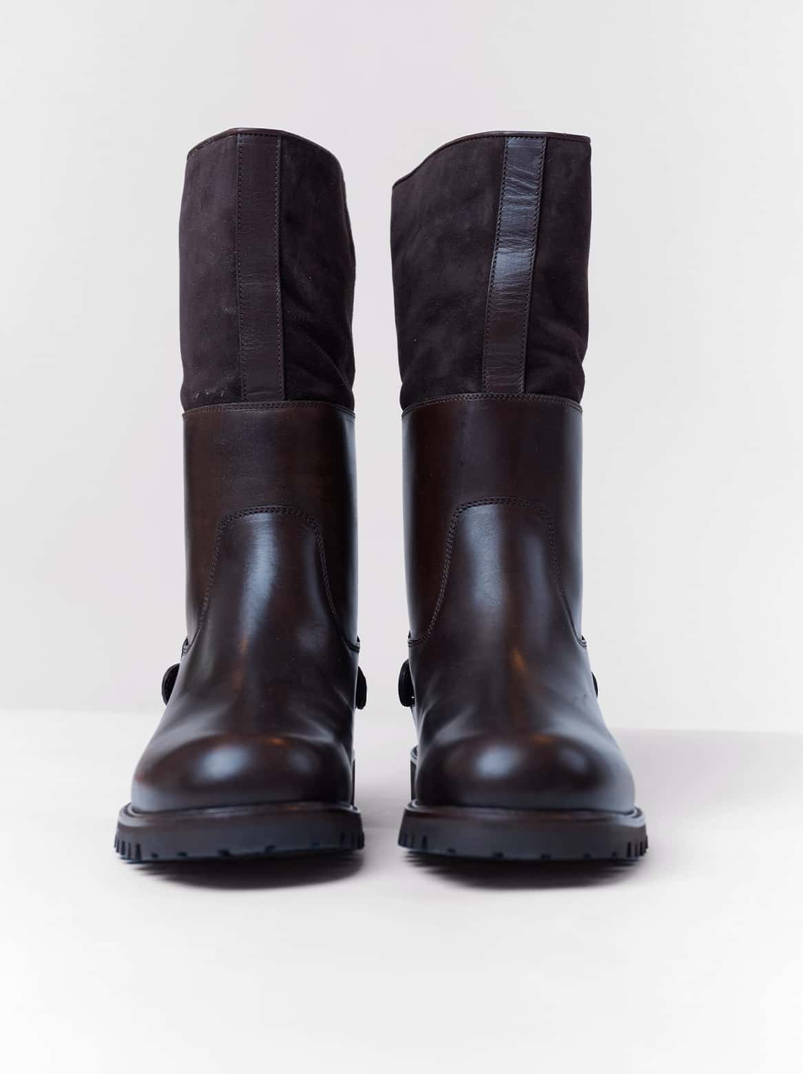 Stiefel-Paar Braun – vordere Ansicht