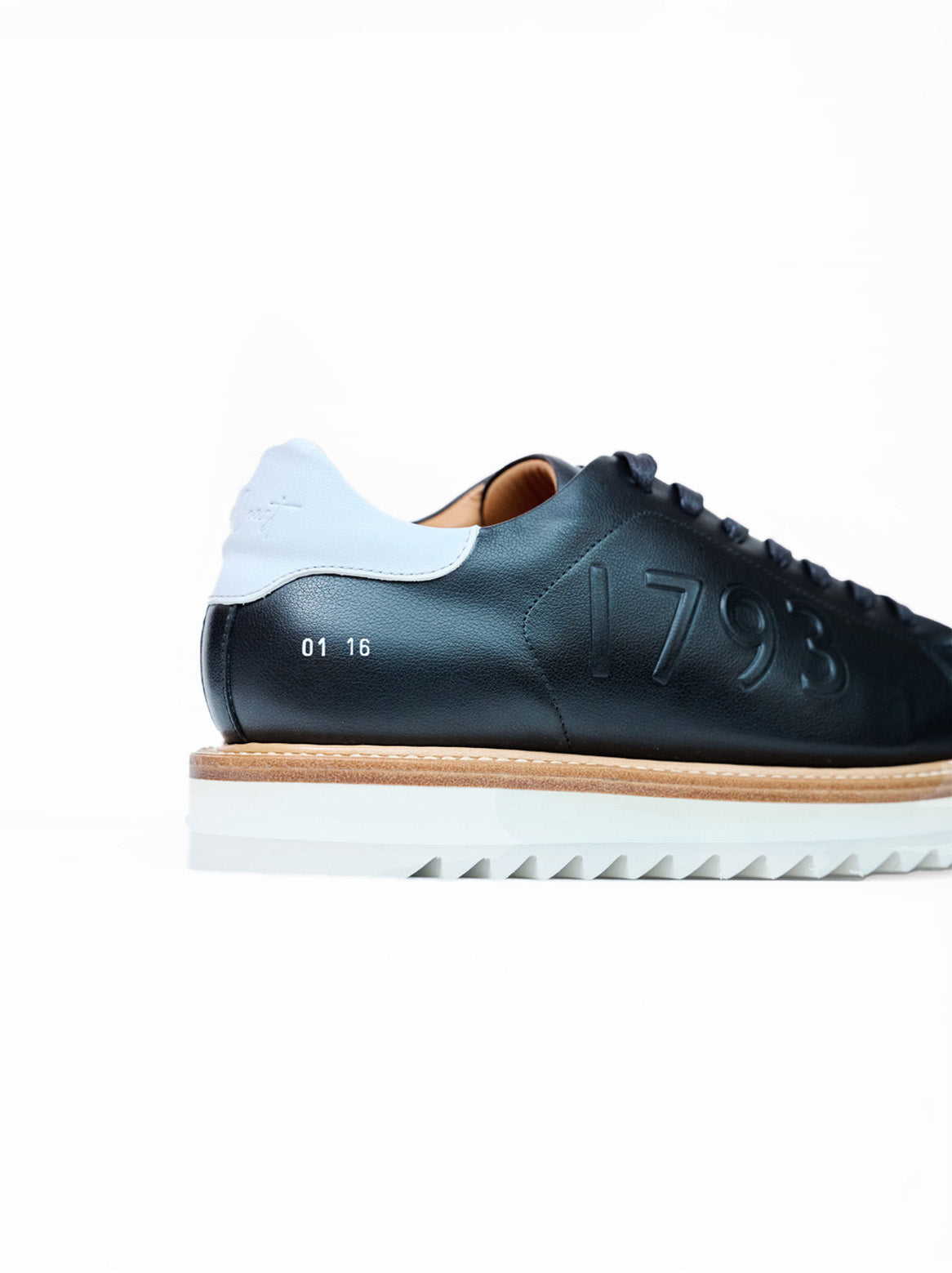 Silvio Sneaker Schwarz – Seitenansicht flach