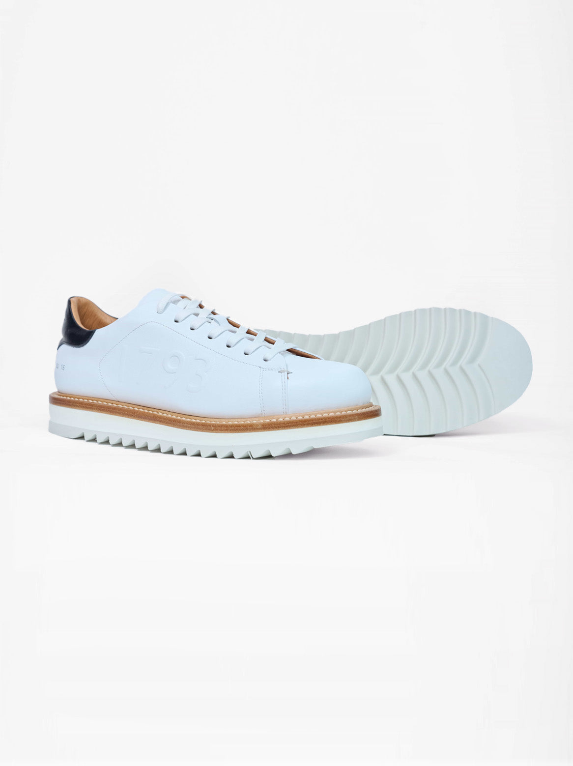 Silvio Sneaker Weiß – Profilansicht mit gezahnter Sohle