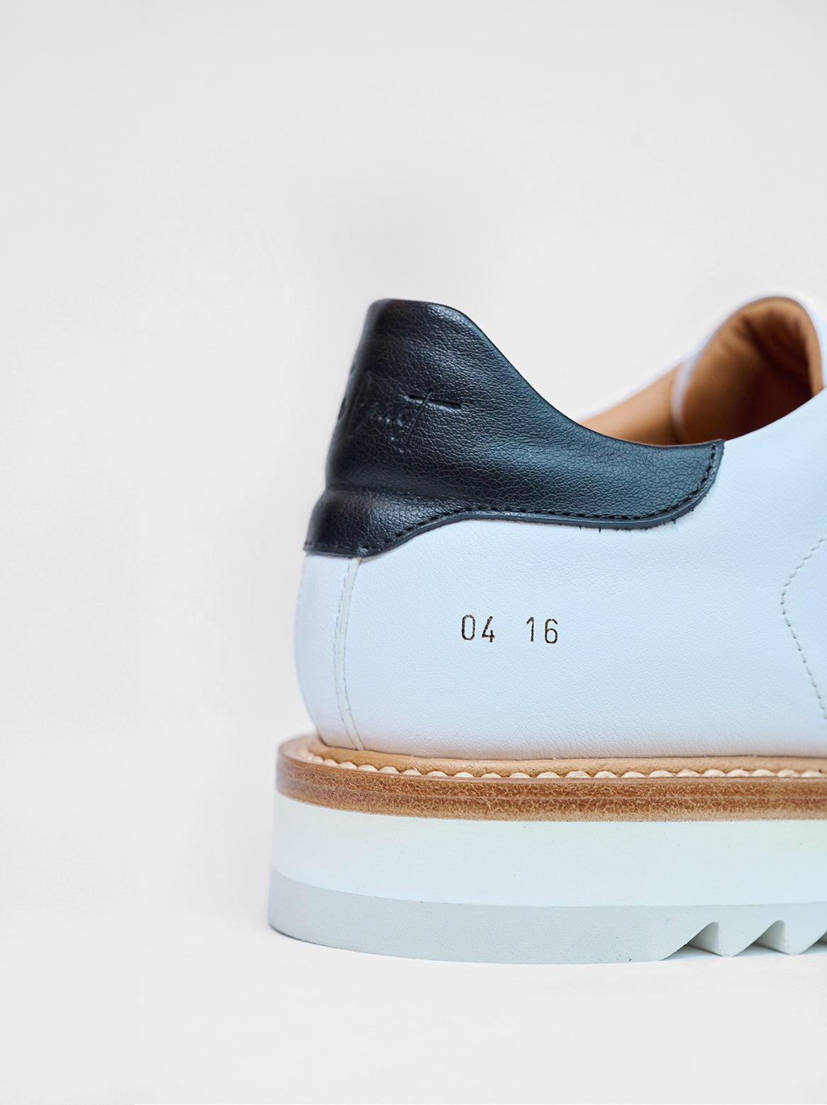 Silvio Sneaker Weiß – Detail Rückansicht mit Prägung