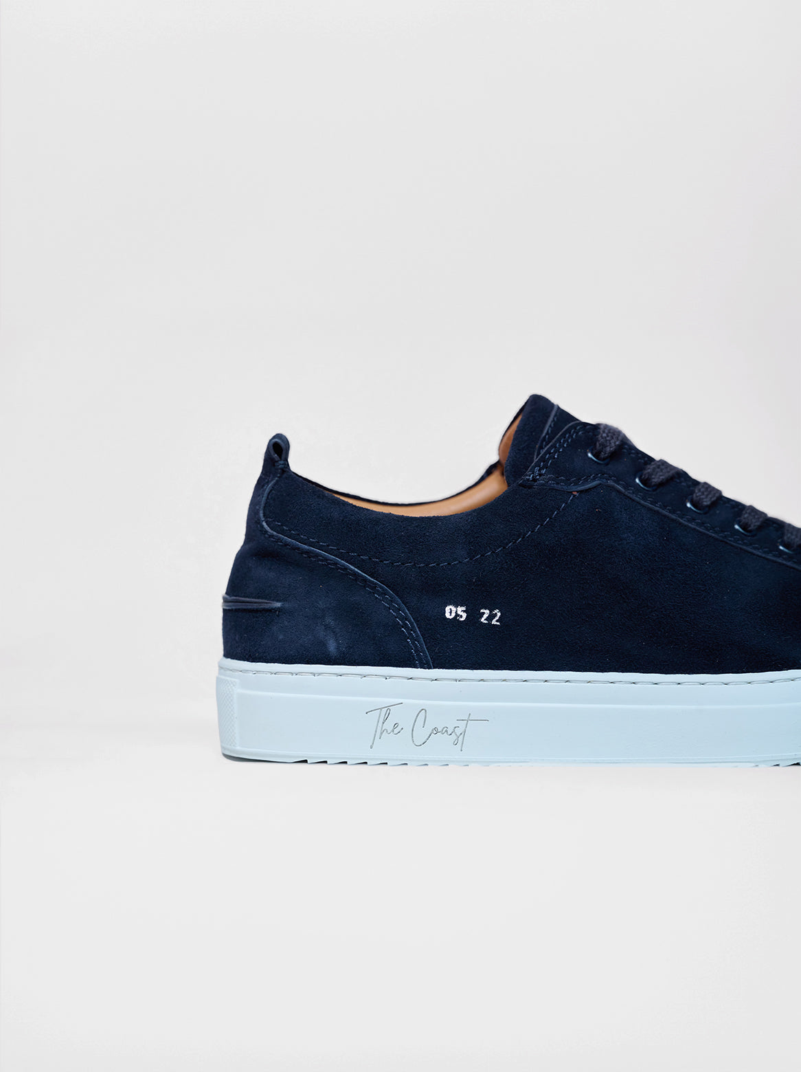 Maxi Sneaker Navy Blau – Seitenansicht stehend