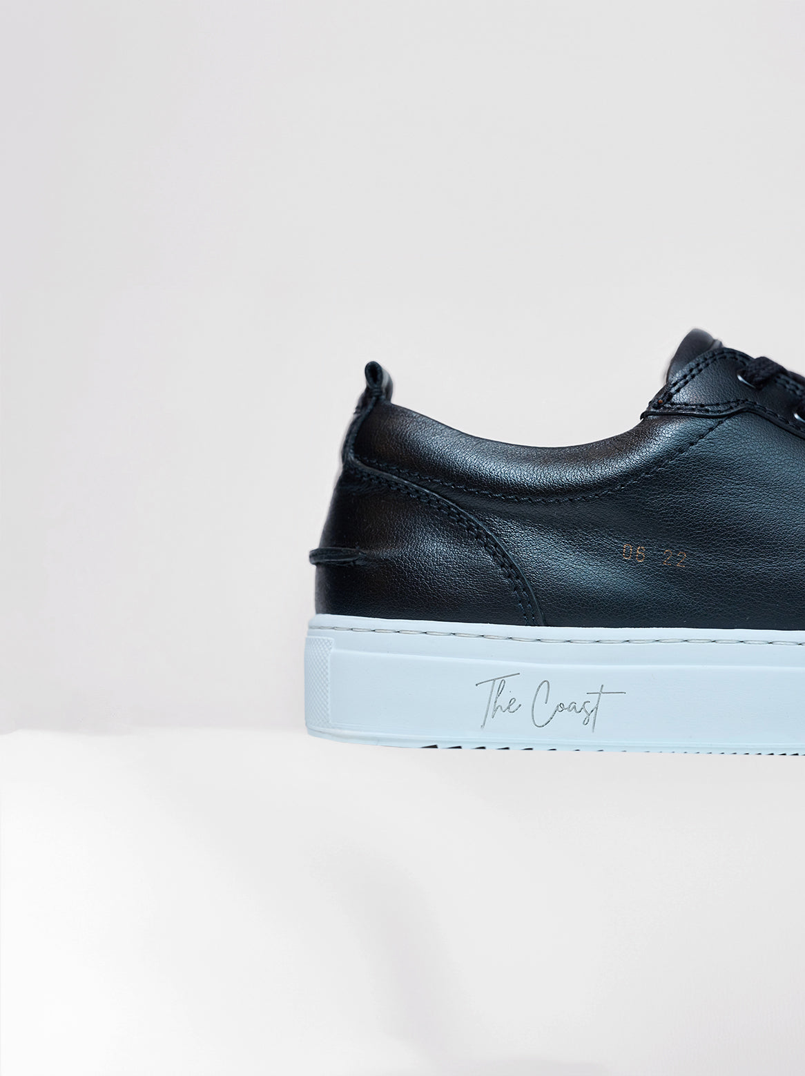 Maxi Sneaker Schwarz – Außenansicht mit Logo