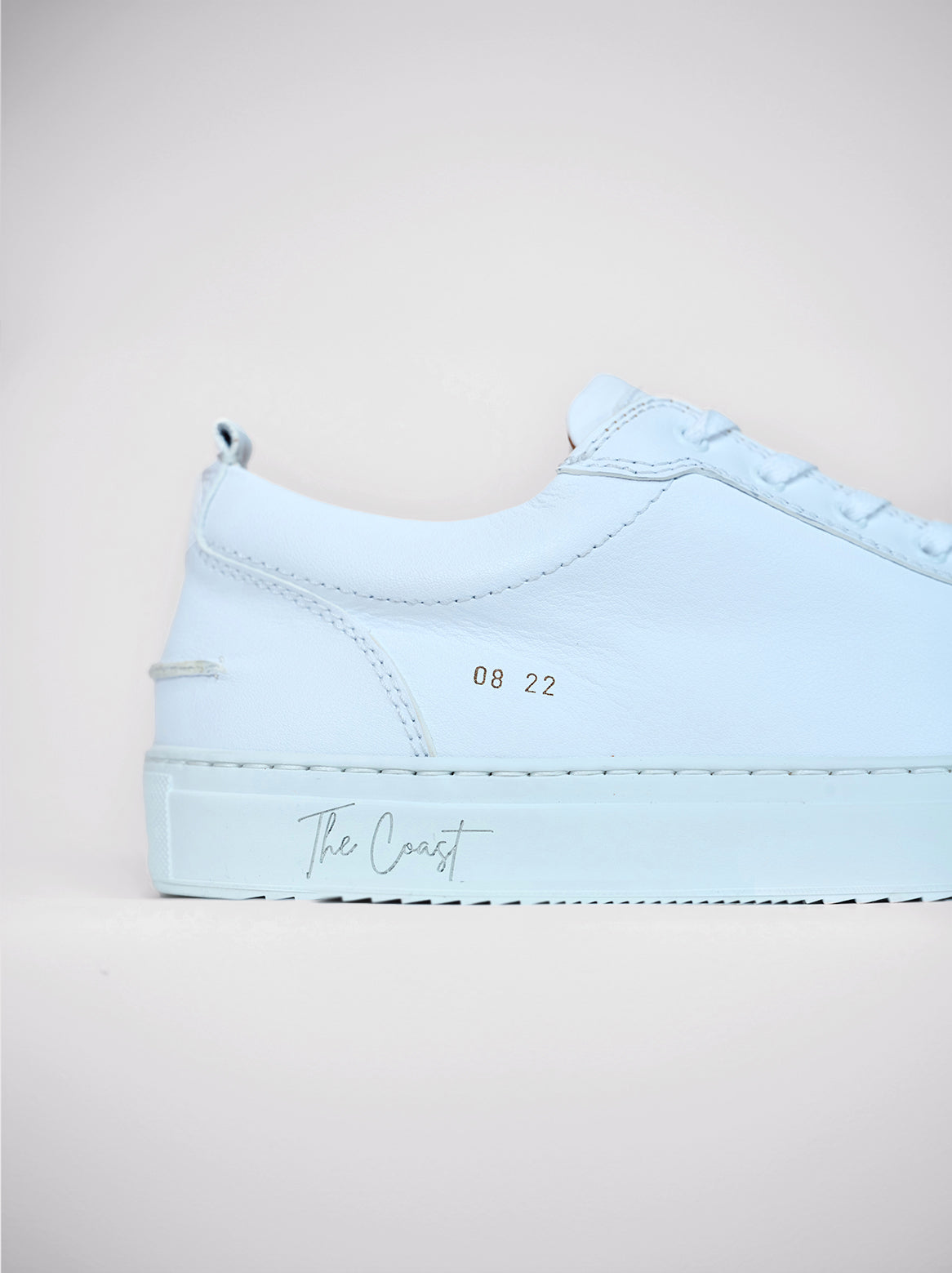 Maxi Sneaker Weiß – Seitenansicht mit Logoprägung