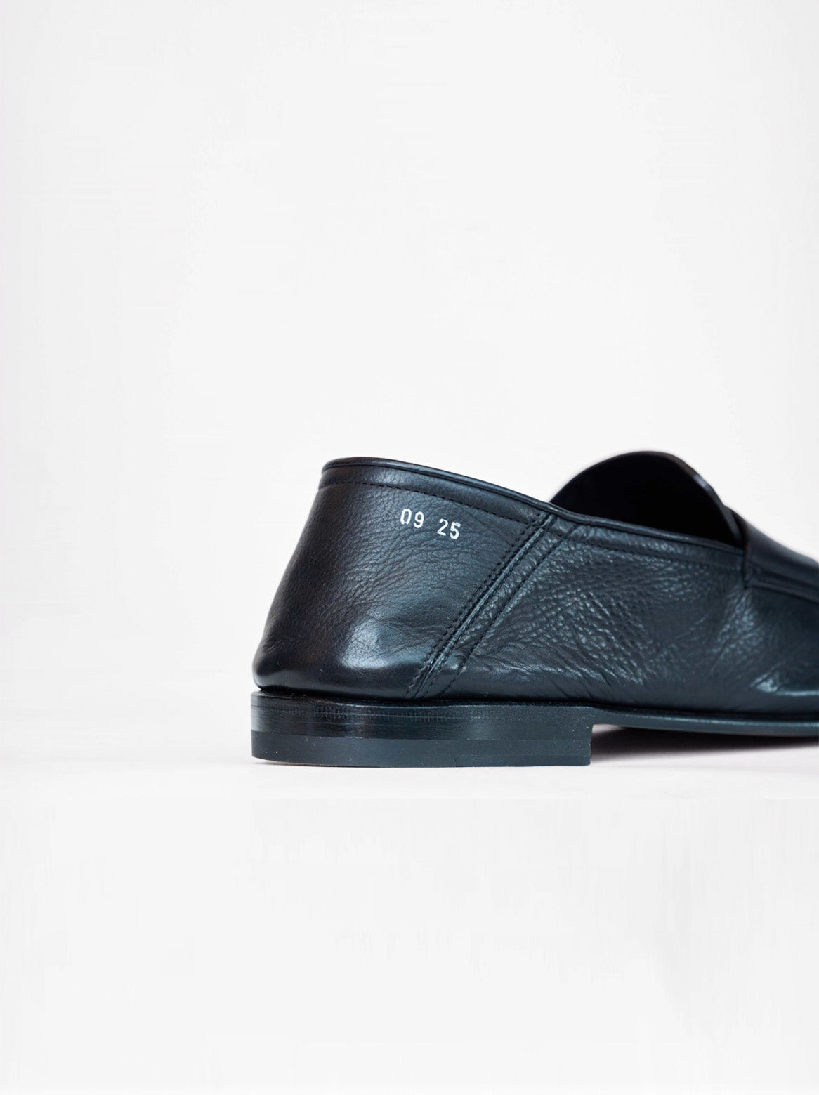 Rückansicht mit seitlicher Prägung „The Coast“ in silberner Schrift