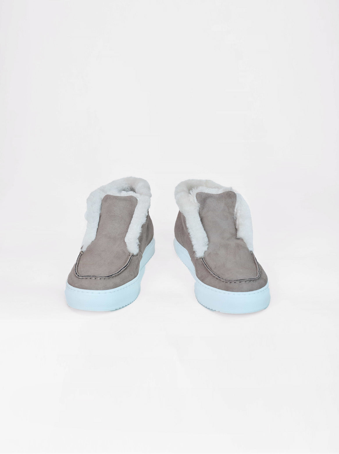 Charlie Taupe – Vorderansicht des Paares mit Veloursleder-Finish