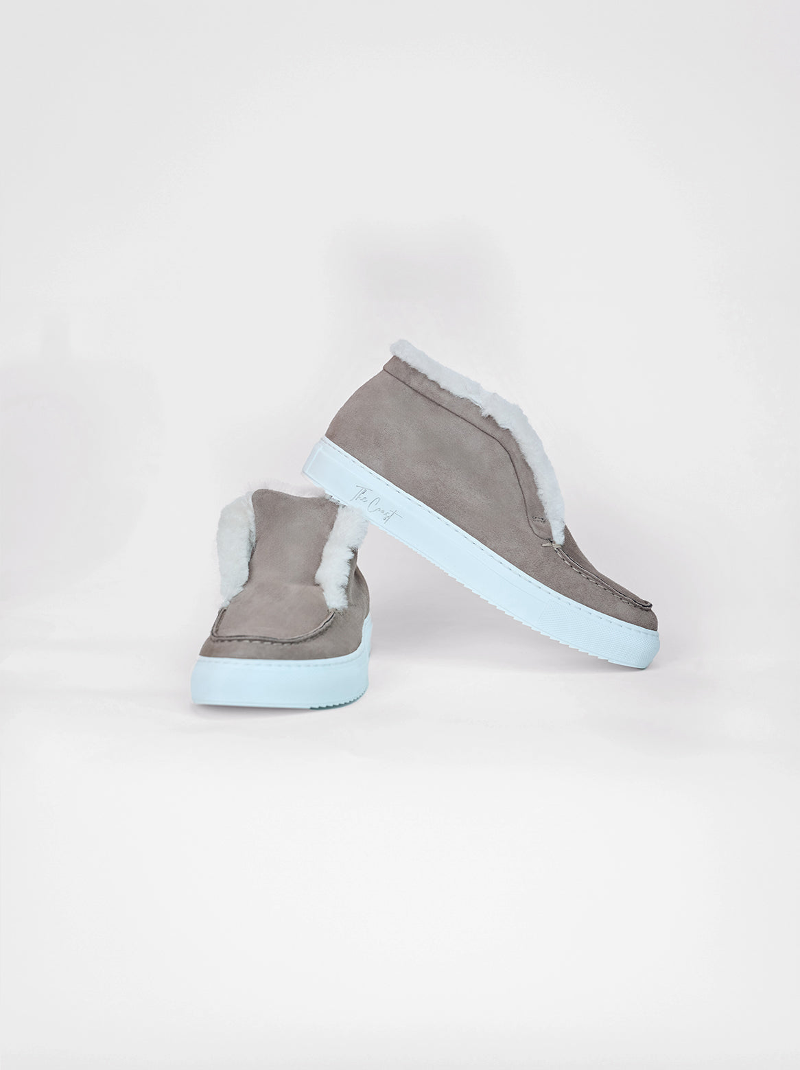 Charlie Taupe – geöffnete Stiefelette mit sichtbarem Lammfell innen