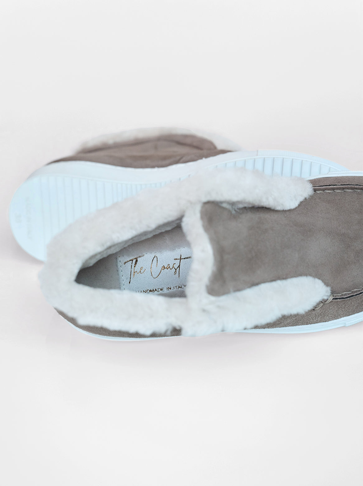 Charlie Stiefelette in Taupe – Blick auf das durchgehende Lammfellfutter