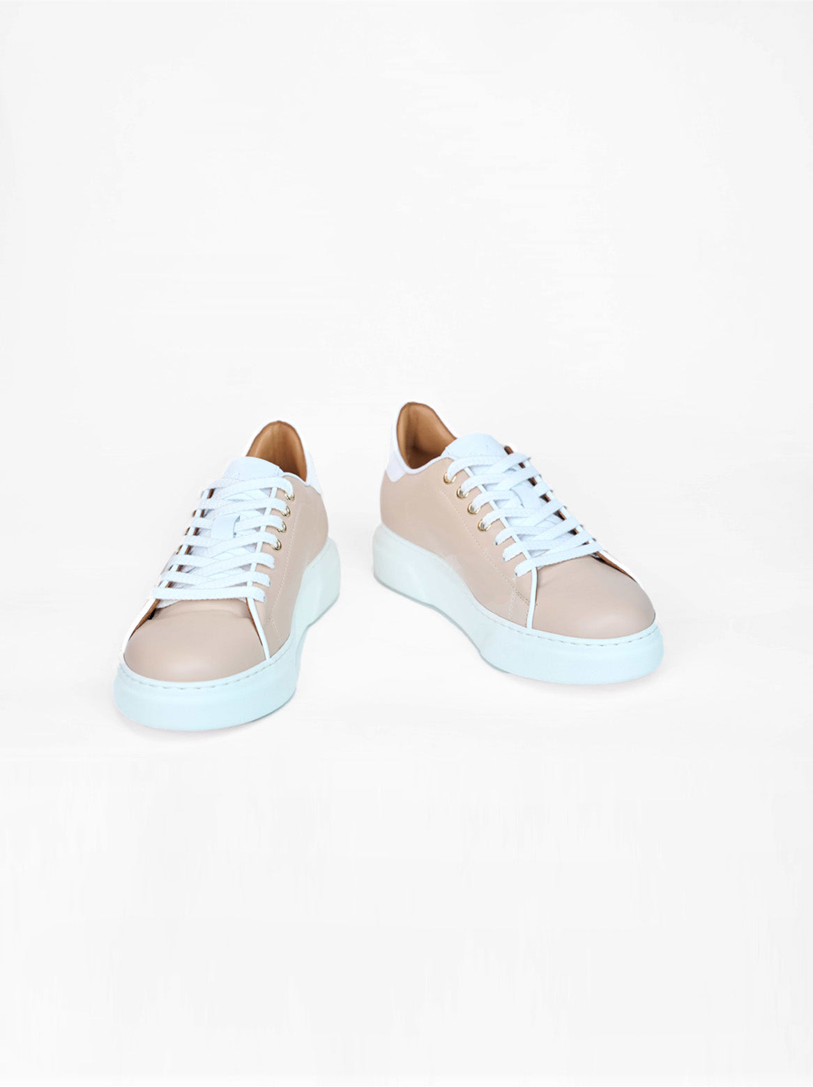 Petra Koordinaten Sneaker kombiniert zum Lachs-Ton Look
