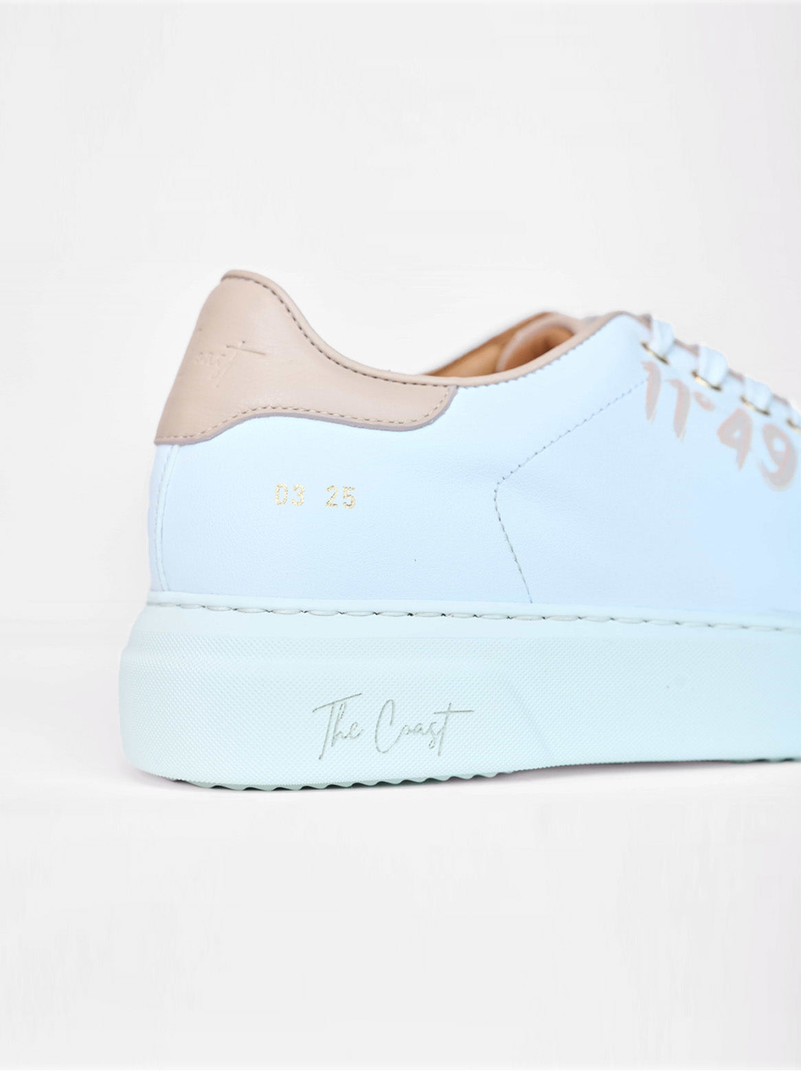 Limitierung auf 25 Stück von dem Petra Koordinaten Sneaker in Weiss/Nude