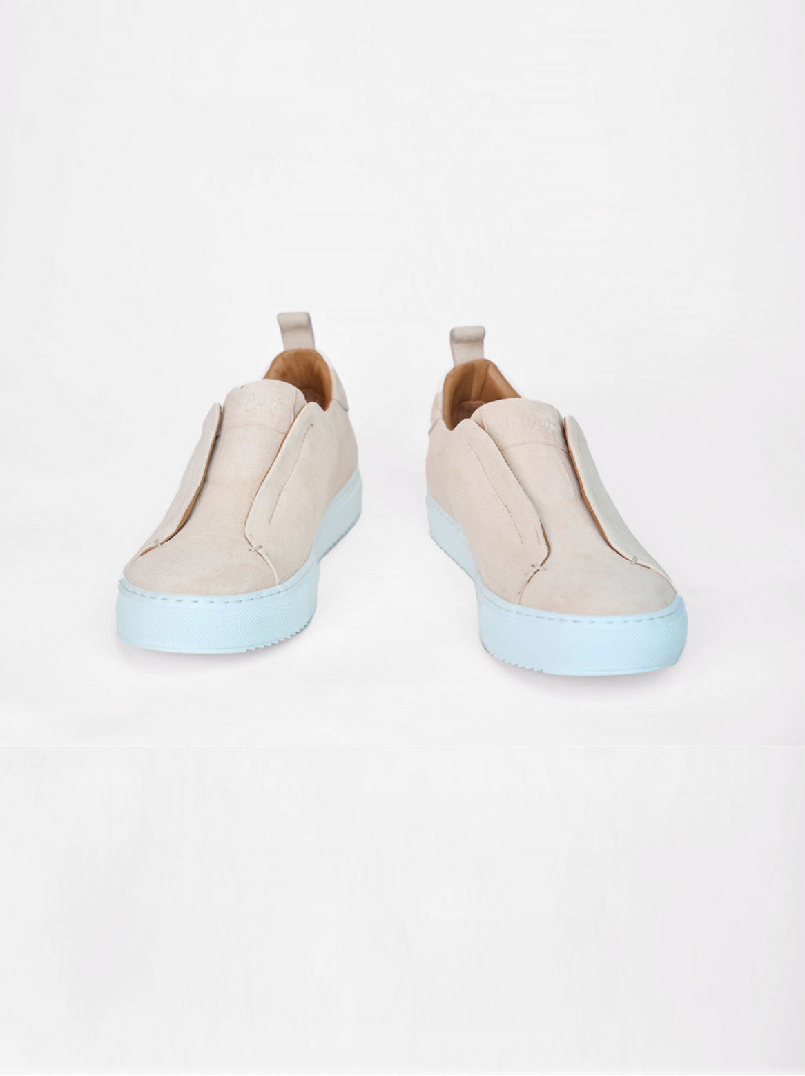 Ziegenveloursleder in Lachsfarbe – weiches Obermaterial des Lexa Slip-In Sneakers.
