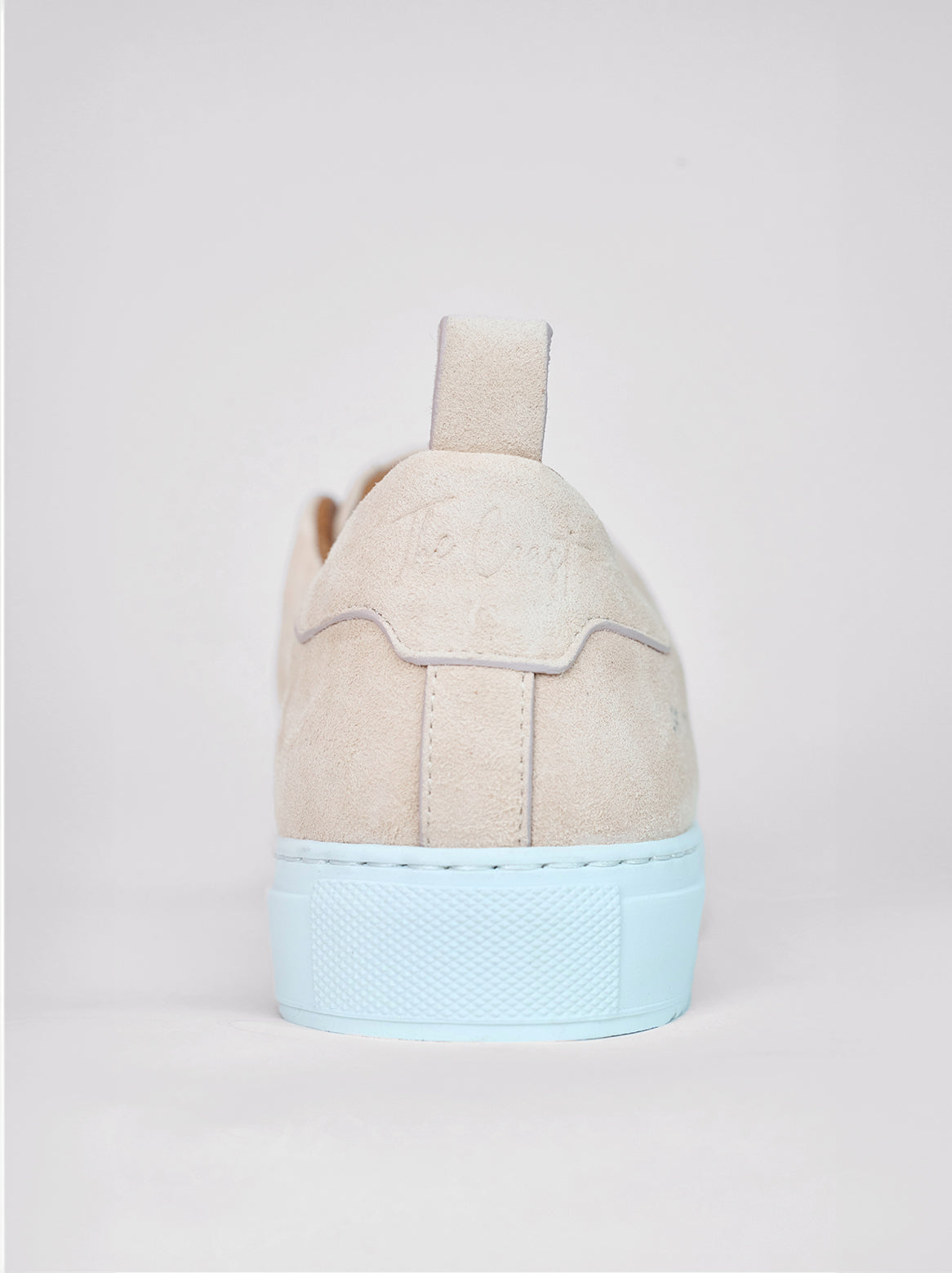 Ziegenveloursleder in Lachsfarbe – weiches Obermaterial des Lexa Slip-In Sneakers.