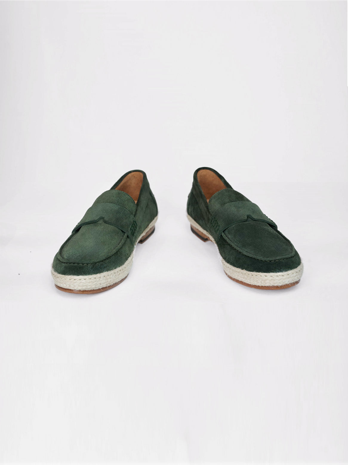 Oberansicht der Capri Espadrilles in Tannengrün – handgefertigte Sommerschuhe aus Veloursleder