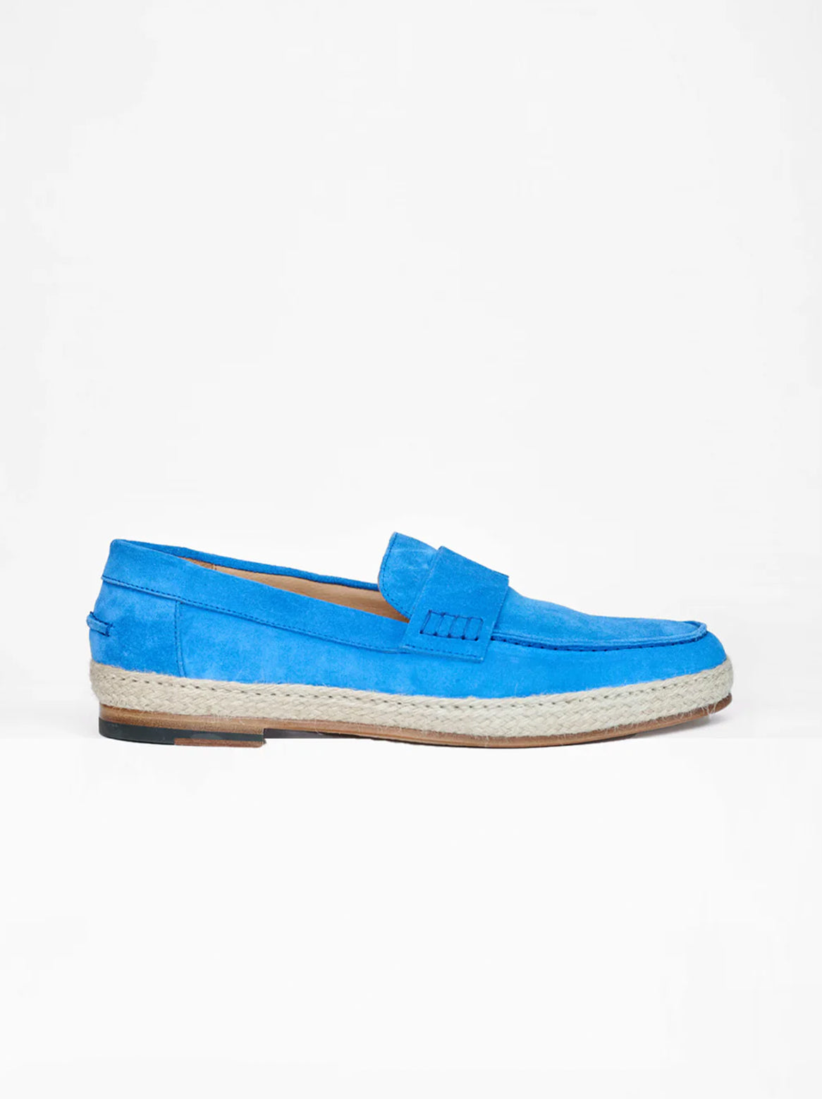 Capri Espadrilles aus Ziegenvelours in Azzurro Blau seitlich fotografiert
